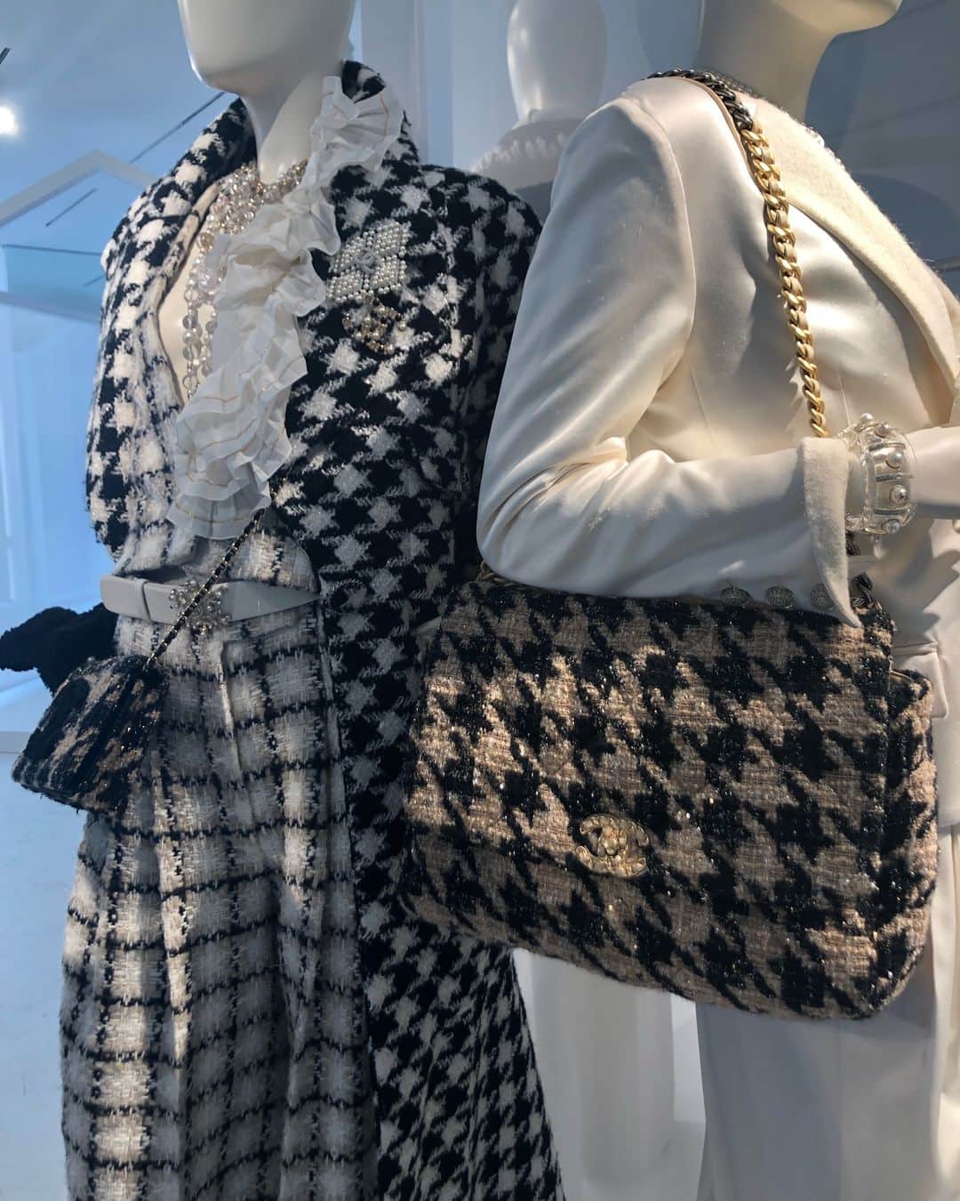 稲木ジョージのインスタグラム：「I used to wear houndstooth patterns when I was in high school and now @chanelofficial brought it back 🤩✍️」