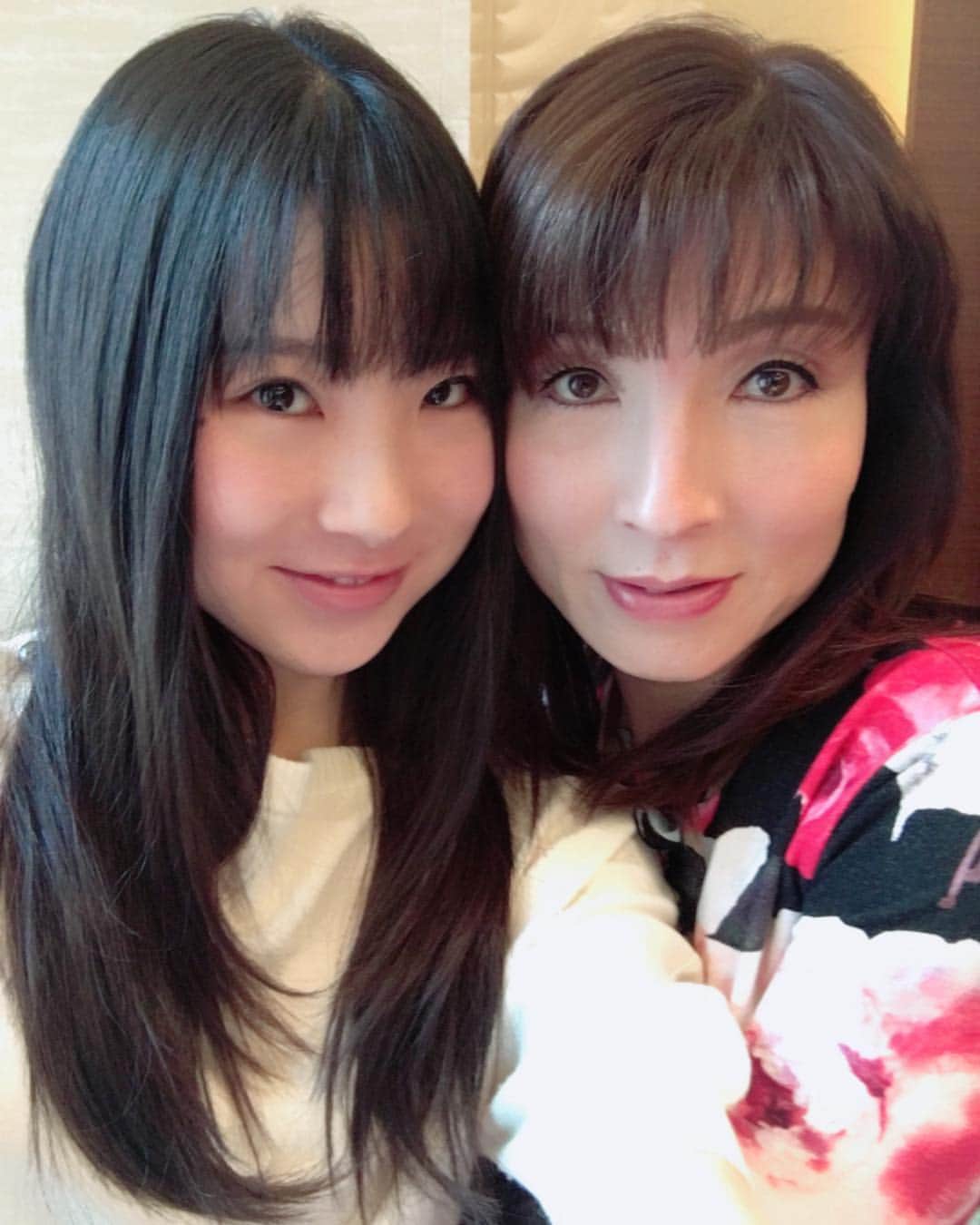 金原里奈のインスタグラム：「ママお誕生日おめでとう😍私はママが好きすぎて、一生親離れはできません😂🙅🏻‍♀️❤️いつも本当にありがとう🌹この写真は前に撮ったものだけど、1番2人が似てる写真だからお気に入り👯‍♀️😘 Happy birthday to my beautiful mama @masami_kanehara ❤️❤️❤️」