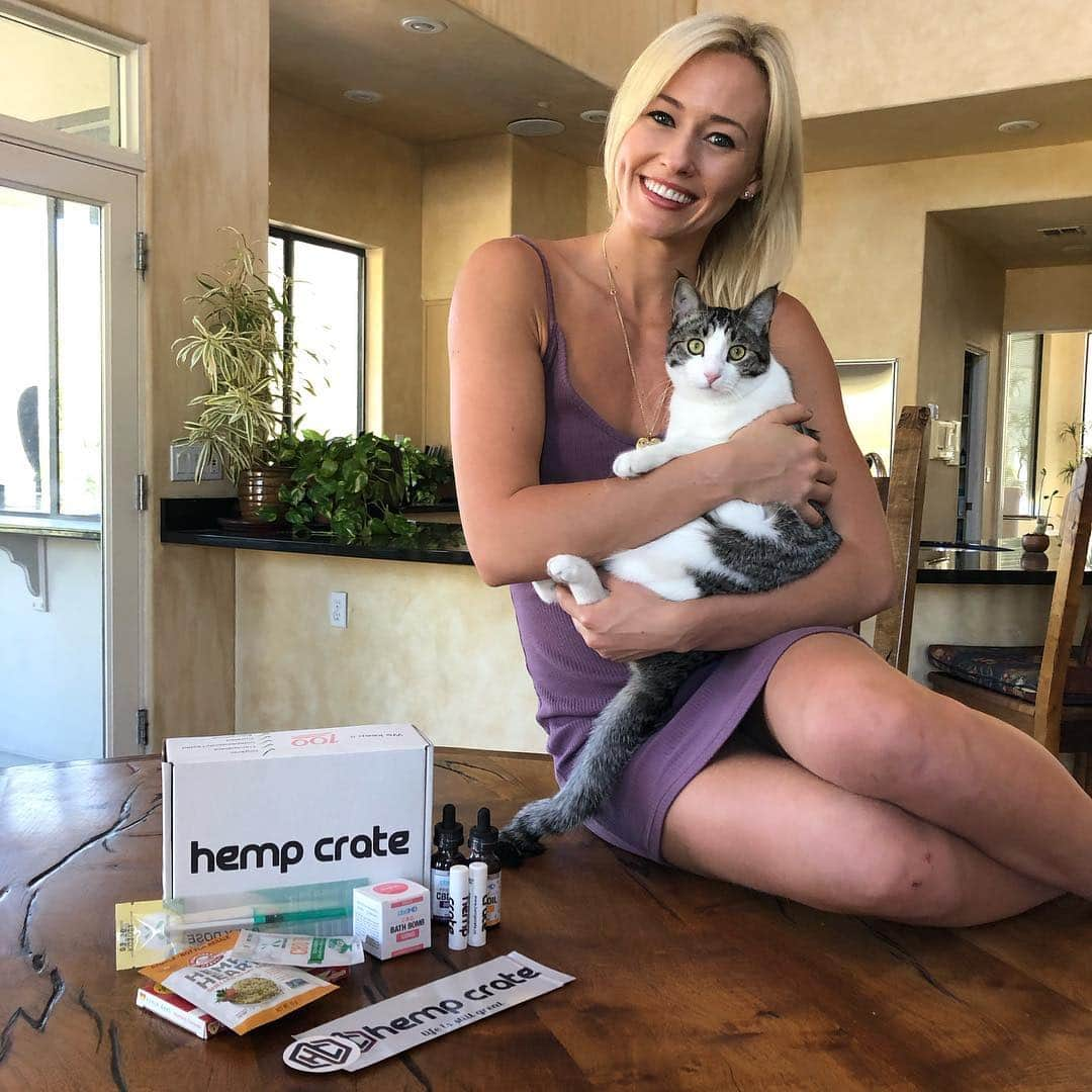 シエラ・ブレア・コイルさんのインスタグラム写真 - (シエラ・ブレア・コイルInstagram)「Thank you @hempcrateco for sending me the Hempa the Explorer crate! I really enjoy using CBD oil and I am super psyched to try out all of the new products in the crate. Taking baths post-training is huge for my recovery, so I am really looking forward to using the CBD bath bomb after my session tonight 🤗 Hemp Crate was also kind enough to include some catnip flavored CBD pet oil for my cats as well, Mia and Precious are so excited ❤️. They gave me the promo code SIERRA10 to use for 10% off any subscription box or store purchase so go ahead and head over to the link in my bio and try this out!」3月28日 8時06分 - sierrablaircoyl