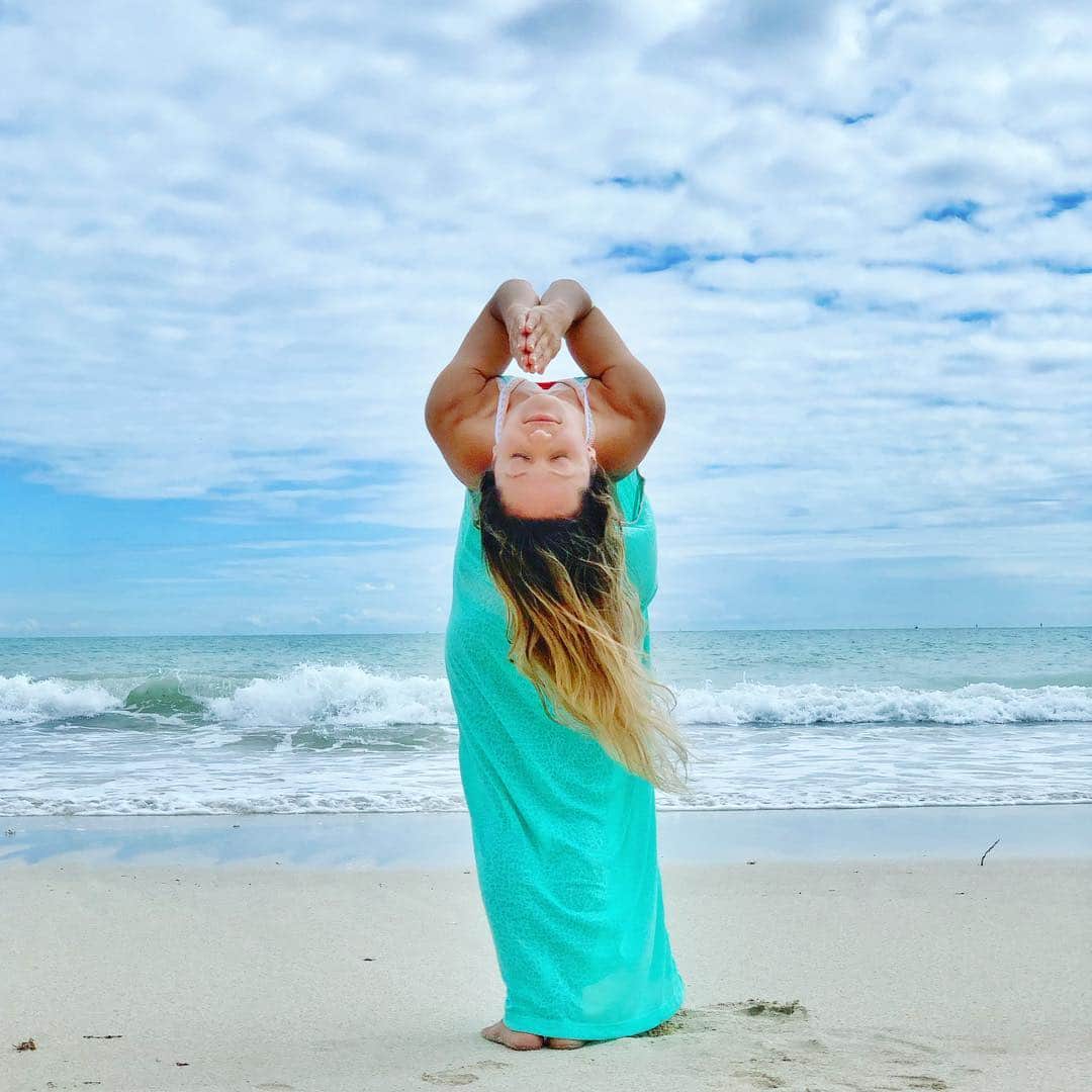 キノ・マクレガ―さんのインスタグラム写真 - (キノ・マクレガ―Instagram)「Lean in, let the feeling roll over you like a wave of goodness, open you heart to the power of love. Coming into resonance with the most powerful force in the universe is like falling in love every minute of every day. The clouds, the wind, the waves, the birds and trees are all gently smiling at you, coaxing you to soften your heart and mind enough to let all the goodness in. It’s there, in the eyes of a stranger, in the warmth of sunlight and in the sparkle of the stars, the surging love that is the source of all energy. If even for one moment out of every day you tap into this inexhaustible fire, you will change the world you live in. Wherever you are, you can drop down and tune in. Coming into intimate alignment with the Infinite is pure ecstasy, boundless, limitless, melting, merging, all at once and totally at peace. _ #practiceyogachangeyourworld #onebreathatatime  _ Come practice with me this weekend in Sydney, Australia. I’m on the way there now!  Details in stories and on @yogavillage and next weekend in New Zealand @ewabigioyoga 🙏」3月28日 8時11分 - kinoyoga