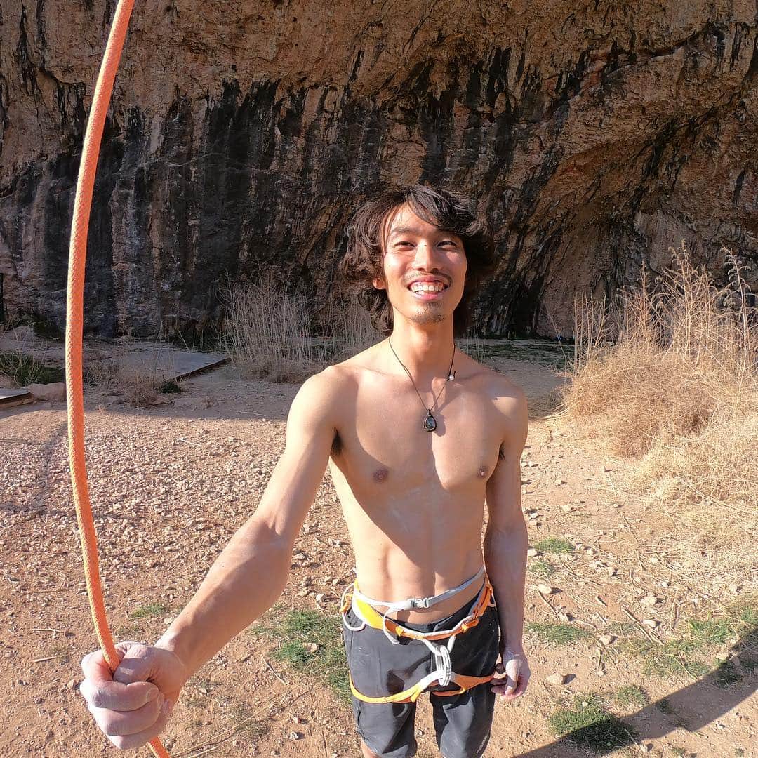 のインスタグラム：「Just after sending. Feel peace, free, no border, no fear, no thinking, melting, full of joy, awaken and  intense lightning running in me. This is the moment! And it is so temporary. I want to expand more! Still my seeking in climbing continues.  完登直後の写真。平和と自由を感じ、境界線もなく、恐れもなく、思考もなく、溶けていて、喜びに溢れて、気づいていて、そして光が自分の中で走っている。This is the moment! そしてそれはまたすぐどこかへ消えてゆく。まだまだクライミングと共にこの探求は続く。 @adidasterrex @fiveten_official @petzl_official @kayaowl @hide9a2019 @ciaoandreacossu」