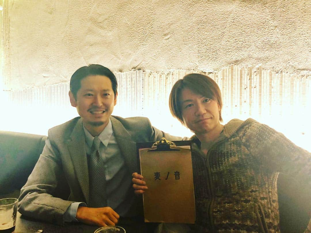 城咲仁さんのインスタグラム写真 - (城咲仁Instagram)「先日、友人とスタッフを連れて 手塚マキの新しく出した歌舞伎町のクラフトビール専門店へ 麦ノ音 入口から、想像出来ない空間が地下には、広がっていました 中々、歌舞伎町でいやすいお店が少ない中、此処はイイ！🤗 さて、ごちそうライフのレシピ出しが、終わって少し自分の時間が出来ました❗️素晴らしい 今日は、何しましょう？ どんな最高の日が待ってるんでしょうか？笑笑 #城咲仁  #手塚マキ #新店舗 #麦ノ音 #新宿 #歌舞伎町 #同じ #ホスト時代を過ごした #同じ歳 #同じ9月生まれ #同じB型 #もともと似てるからと共通の友人にバーテンダー時代に紹介 #腐れ縁 #happy #friends  #おめでとう」3月28日 8時14分 - shirosaki_jin_official