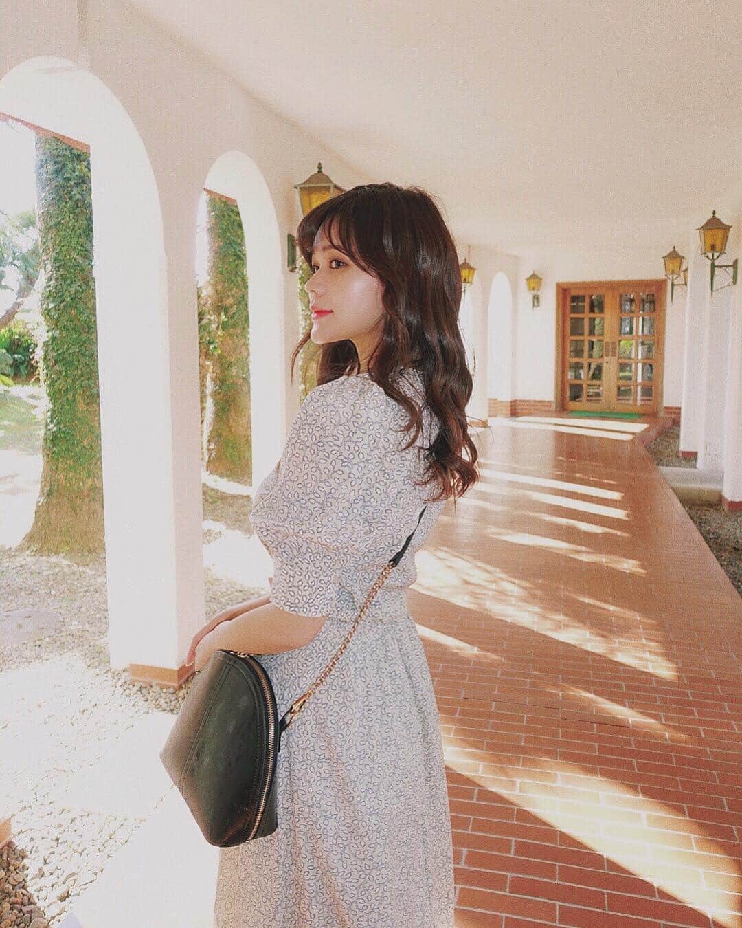 のインスタグラム：「ㅤㅤㅤㅤㅤㅤㅤㅤㅤㅤ ㅤㅤㅤㅤㅤㅤㅤㅤㅤㅤ 逗子マリーナに泊まると必ず コーデを撮るお気に入りスポット🥰❤︎ ㅤㅤㅤㅤㅤㅤㅤㅤㅤㅤ ワンピじゃなくてセットアップだよ❤︎ @titivatejp ㅤㅤㅤㅤㅤㅤㅤㅤㅤㅤ #titivate #ティティベイト#リーフプリントパフスリーブブラウス #リーフプリントフレアロングスカート #zushi #zushimarina #逗子 #逗子マリーナ #家族旅行 #春服 #春コーデ #セットアップ #ロングスカート」