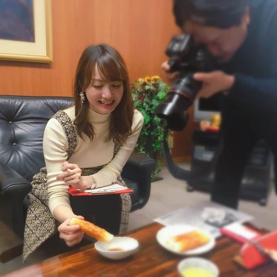 のインスタグラム：「中日新聞ほっとWEB #佐井祐里奈の企業見聞録 毎月楽しく取材して記事を書いてます✏️大好きなお仕事のひとつです😊💕 今月は『ヤマサのちくわ』さん😋美味しさの秘密に迫りました‼️ ぜひともInstagramプロフィールページのURLから飛んで記事読んでくだサイ🦏✨ . . . . #中日ほっと #teamshachi も記事書いてるからね😋 #ぜひチェックを #中日新聞ほっとweb . . 美味しいちくわにニンマリしてる佐井祐里奈です😏❤️ #えそ醤油 ほんとにおススメ✨隠し味に最高だよっ🥺」