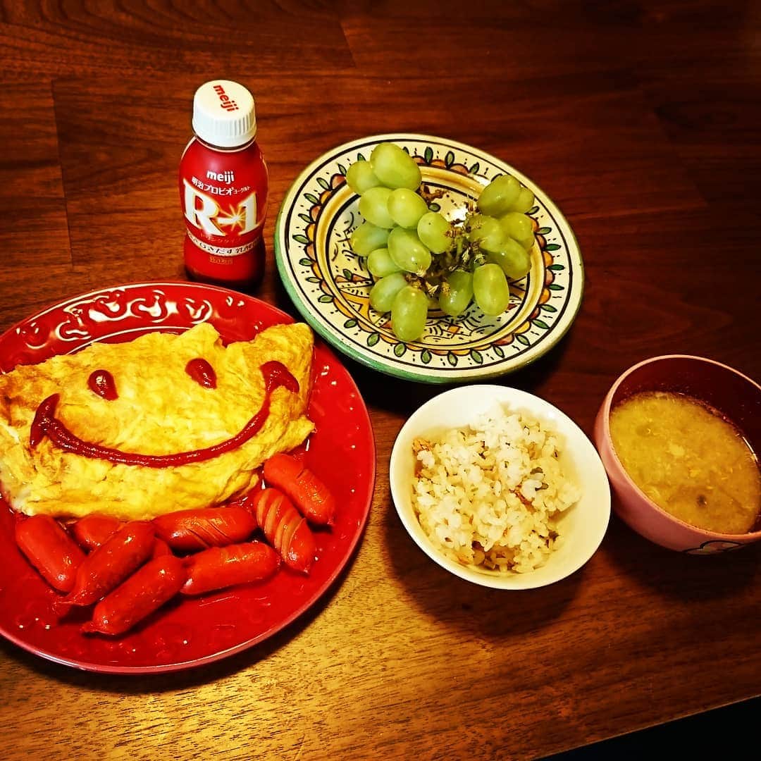西山茉希さんのインスタグラム写真 - (西山茉希Instagram)「ぶどうもりんごも緑が好き。  #プラスワン #アールワン #R-1  我等の味方に。  #西山食堂  ぐんもです。 m(__)m」3月28日 8時25分 - maki.nshiyama50
