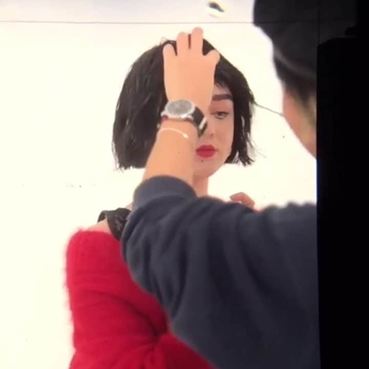 メイジー・ウィリアムズのインスタグラム：「what the vending machine sees when am pickin snaaaaacks @super___magazine」
