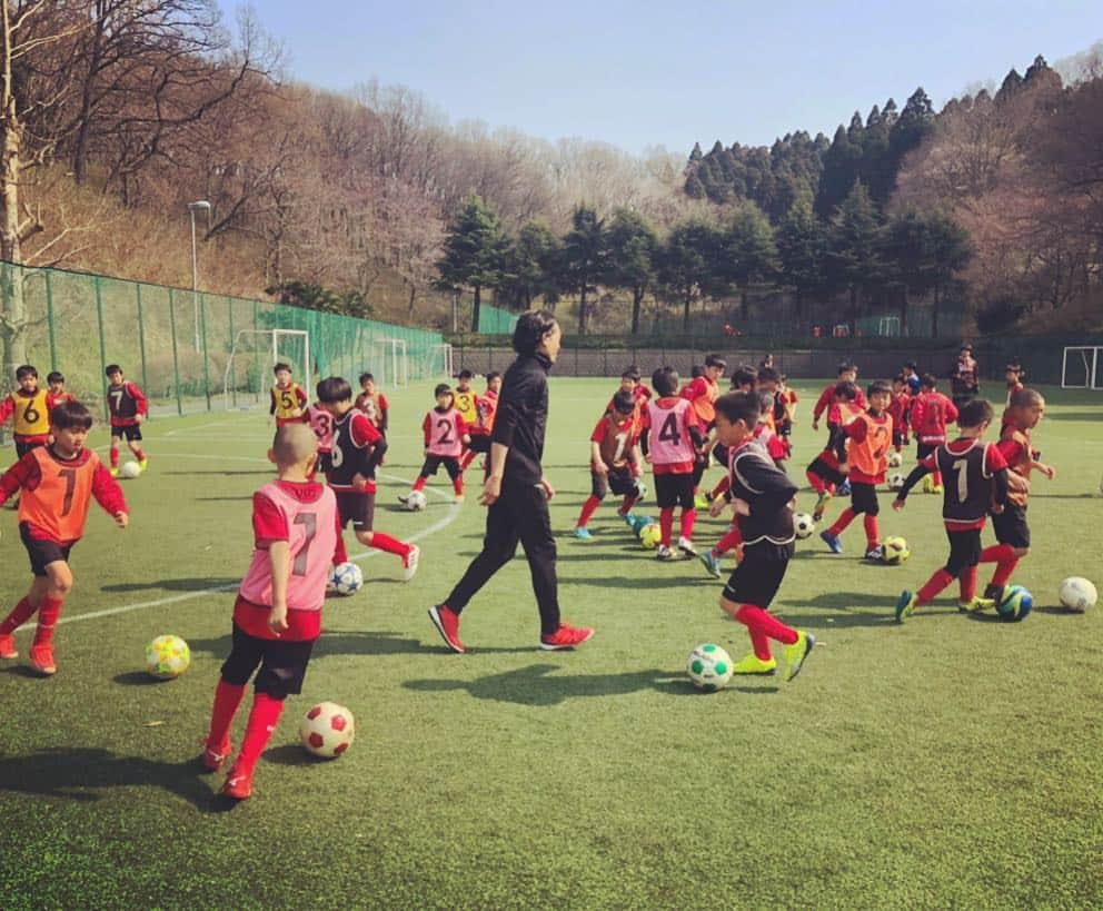 石川直宏さんのインスタグラム写真 - (石川直宏Instagram)「昨日はご縁があってFCリアルの選手たちを指導させていただきました。 積極的なチャレンジの中、最後までアグレッシブにプレーしてくれました！ 選手・スタッフの皆さん、ありがとうございました🤝 . #FCリアル #FOOTBALLCLUBREAL #指導 #チャレンジ #トレーニング」3月28日 8時31分 - sgss.18