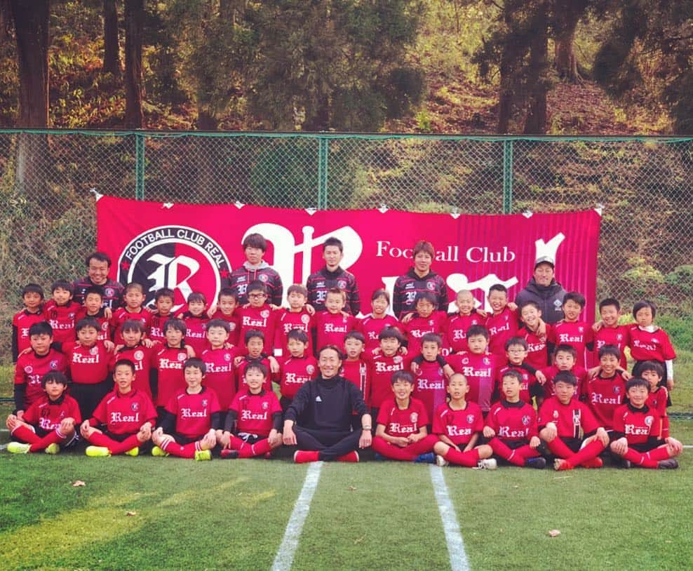 石川直宏さんのインスタグラム写真 - (石川直宏Instagram)「昨日はご縁があってFCリアルの選手たちを指導させていただきました。 積極的なチャレンジの中、最後までアグレッシブにプレーしてくれました！ 選手・スタッフの皆さん、ありがとうございました🤝 . #FCリアル #FOOTBALLCLUBREAL #指導 #チャレンジ #トレーニング」3月28日 8時31分 - sgss.18