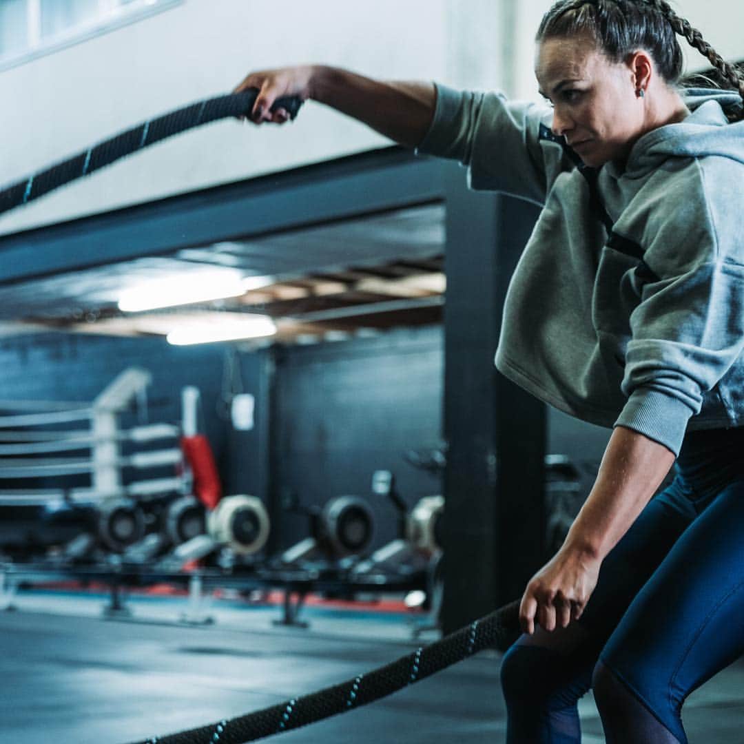 リサ・キャリントンのインスタグラム：「The pursuit is relentless.. working through it with @therock #ProjectRock #wewill @underarmournz」