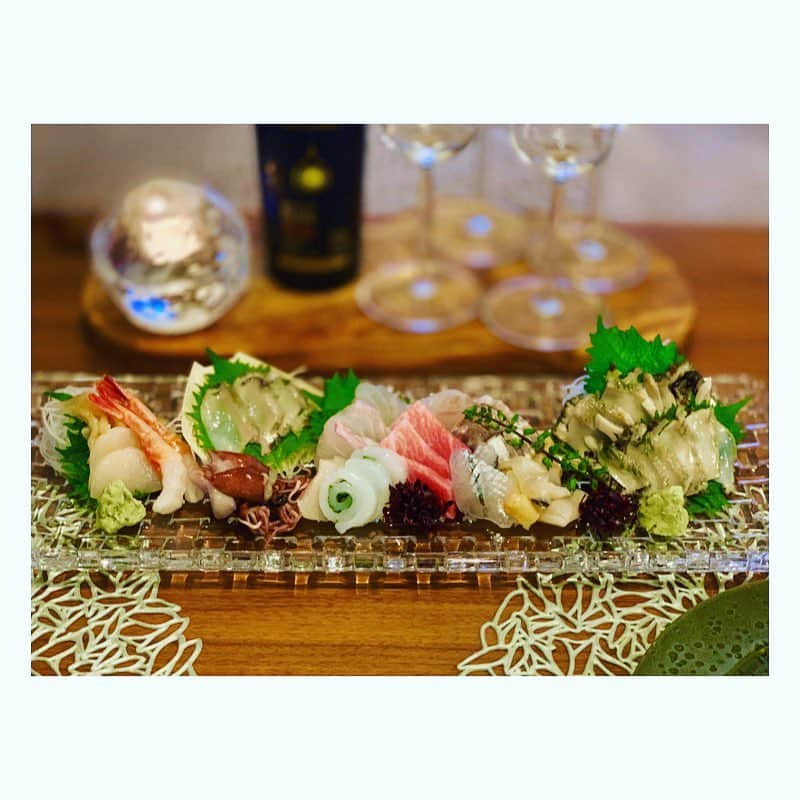 市橋有里さんのインスタグラム写真 - (市橋有里Instagram)「先日のお祝いごはん🥂春の食材をたっぷり使ってデトックス効果も期待しながら😋寒さがまだ厳しい時期に芽を出し成長する春野菜には栄養素が豊富。生命力に溢れていて苦みがあるものが多いですが、この苦み成分（植物性アルカロイド)が体内の老廃物や毒素を排出してくれるのです✨今回のヒットはホワイトアスパラと蟹のサラダ。ミモレットチーズをぱらり、シーザードレッシングをかけると◎。蟹酢は文句なしwお肉と一緒に食べる山わさびは、今までは瓶詰めを買っていたけれど先日スーパーでみかけたので買っておいて正解！こうしてすりおろして食べると味だけじゃなく香りがいい。春の食材たっぷり食べて身体スッキリさせたいですね♪ ・ #春の食材 #デトックス #お祝いごはん #おうちごはん #目指せ30品目 ✨ #つぶ貝、ホタルイカ、真鯛、車子… #14種類の刺身 #菜の花 #ホワイトアスパラガス  #チコリ #インゲン豆 #クレソン #しいたけ #しめじ #マッシュルーム #きゅうり #紫蘇 #お米 #ねぎ #牛肉 #にんにく #海苔 #山わさび w #小料理屋あり」3月28日 8時41分 - ariichihashi