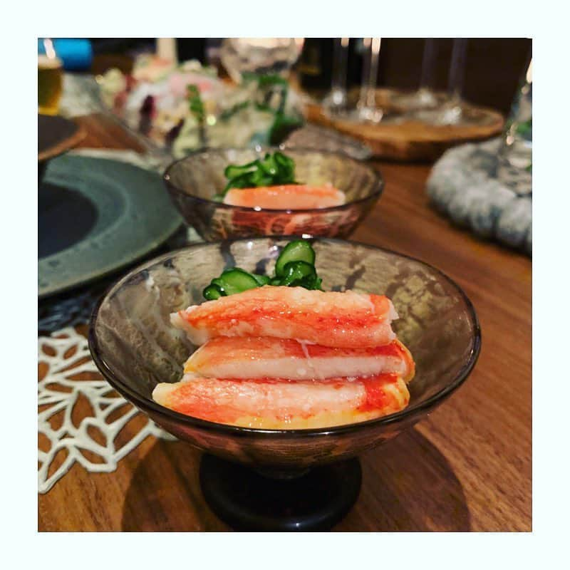 市橋有里さんのインスタグラム写真 - (市橋有里Instagram)「先日のお祝いごはん🥂春の食材をたっぷり使ってデトックス効果も期待しながら😋寒さがまだ厳しい時期に芽を出し成長する春野菜には栄養素が豊富。生命力に溢れていて苦みがあるものが多いですが、この苦み成分（植物性アルカロイド)が体内の老廃物や毒素を排出してくれるのです✨今回のヒットはホワイトアスパラと蟹のサラダ。ミモレットチーズをぱらり、シーザードレッシングをかけると◎。蟹酢は文句なしwお肉と一緒に食べる山わさびは、今までは瓶詰めを買っていたけれど先日スーパーでみかけたので買っておいて正解！こうしてすりおろして食べると味だけじゃなく香りがいい。春の食材たっぷり食べて身体スッキリさせたいですね♪ ・ #春の食材 #デトックス #お祝いごはん #おうちごはん #目指せ30品目 ✨ #つぶ貝、ホタルイカ、真鯛、車子… #14種類の刺身 #菜の花 #ホワイトアスパラガス  #チコリ #インゲン豆 #クレソン #しいたけ #しめじ #マッシュルーム #きゅうり #紫蘇 #お米 #ねぎ #牛肉 #にんにく #海苔 #山わさび w #小料理屋あり」3月28日 8時41分 - ariichihashi