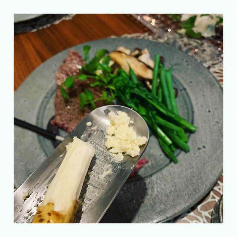 市橋有里さんのインスタグラム写真 - (市橋有里Instagram)「先日のお祝いごはん🥂春の食材をたっぷり使ってデトックス効果も期待しながら😋寒さがまだ厳しい時期に芽を出し成長する春野菜には栄養素が豊富。生命力に溢れていて苦みがあるものが多いですが、この苦み成分（植物性アルカロイド)が体内の老廃物や毒素を排出してくれるのです✨今回のヒットはホワイトアスパラと蟹のサラダ。ミモレットチーズをぱらり、シーザードレッシングをかけると◎。蟹酢は文句なしwお肉と一緒に食べる山わさびは、今までは瓶詰めを買っていたけれど先日スーパーでみかけたので買っておいて正解！こうしてすりおろして食べると味だけじゃなく香りがいい。春の食材たっぷり食べて身体スッキリさせたいですね♪ ・ #春の食材 #デトックス #お祝いごはん #おうちごはん #目指せ30品目 ✨ #つぶ貝、ホタルイカ、真鯛、車子… #14種類の刺身 #菜の花 #ホワイトアスパラガス  #チコリ #インゲン豆 #クレソン #しいたけ #しめじ #マッシュルーム #きゅうり #紫蘇 #お米 #ねぎ #牛肉 #にんにく #海苔 #山わさび w #小料理屋あり」3月28日 8時41分 - ariichihashi