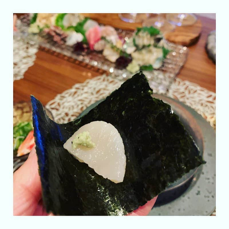 市橋有里さんのインスタグラム写真 - (市橋有里Instagram)「先日のお祝いごはん🥂春の食材をたっぷり使ってデトックス効果も期待しながら😋寒さがまだ厳しい時期に芽を出し成長する春野菜には栄養素が豊富。生命力に溢れていて苦みがあるものが多いですが、この苦み成分（植物性アルカロイド)が体内の老廃物や毒素を排出してくれるのです✨今回のヒットはホワイトアスパラと蟹のサラダ。ミモレットチーズをぱらり、シーザードレッシングをかけると◎。蟹酢は文句なしwお肉と一緒に食べる山わさびは、今までは瓶詰めを買っていたけれど先日スーパーでみかけたので買っておいて正解！こうしてすりおろして食べると味だけじゃなく香りがいい。春の食材たっぷり食べて身体スッキリさせたいですね♪ ・ #春の食材 #デトックス #お祝いごはん #おうちごはん #目指せ30品目 ✨ #つぶ貝、ホタルイカ、真鯛、車子… #14種類の刺身 #菜の花 #ホワイトアスパラガス  #チコリ #インゲン豆 #クレソン #しいたけ #しめじ #マッシュルーム #きゅうり #紫蘇 #お米 #ねぎ #牛肉 #にんにく #海苔 #山わさび w #小料理屋あり」3月28日 8時41分 - ariichihashi