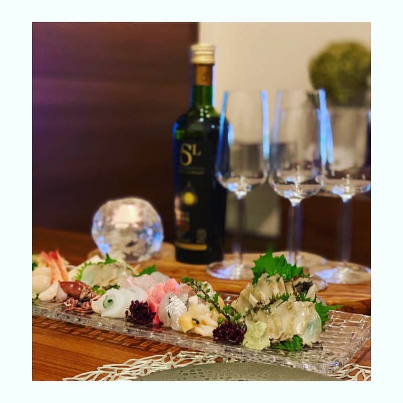 市橋有里のインスタグラム：「先日のお祝いごはん🥂春の食材をたっぷり使ってデトックス効果も期待しながら😋寒さがまだ厳しい時期に芽を出し成長する春野菜には栄養素が豊富。生命力に溢れていて苦みがあるものが多いですが、この苦み成分（植物性アルカロイド)が体内の老廃物や毒素を排出してくれるのです✨今回のヒットはホワイトアスパラと蟹のサラダ。ミモレットチーズをぱらり、シーザードレッシングをかけると◎。蟹酢は文句なしwお肉と一緒に食べる山わさびは、今までは瓶詰めを買っていたけれど先日スーパーでみかけたので買っておいて正解！こうしてすりおろして食べると味だけじゃなく香りがいい。春の食材たっぷり食べて身体スッキリさせたいですね♪ ・ #春の食材 #デトックス #お祝いごはん #おうちごはん #目指せ30品目 ✨ #つぶ貝、ホタルイカ、真鯛、車子… #14種類の刺身 #菜の花 #ホワイトアスパラガス  #チコリ #インゲン豆 #クレソン #しいたけ #しめじ #マッシュルーム #きゅうり #紫蘇 #お米 #ねぎ #牛肉 #にんにく #海苔 #山わさび w #小料理屋あり」