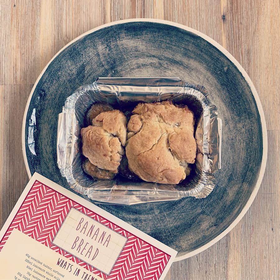 MEGのインスタグラム：「ナーサリーの先生から「今日これ作ったよ」とパックを渡された。最初何かと思ったけど、帰ってオーブンで焼いてみたら美味しそうなおやつに。頑張ってコネコネしたらしい。 もうすぐ２歳検診。６ページくらいある事前問診表 (何をどこまでできるかの項目)、そろそろ書いておかなければ。２歳は１週間ごとにやれる事が増える、進化がめまぐるしい。#bananabread #２歳」
