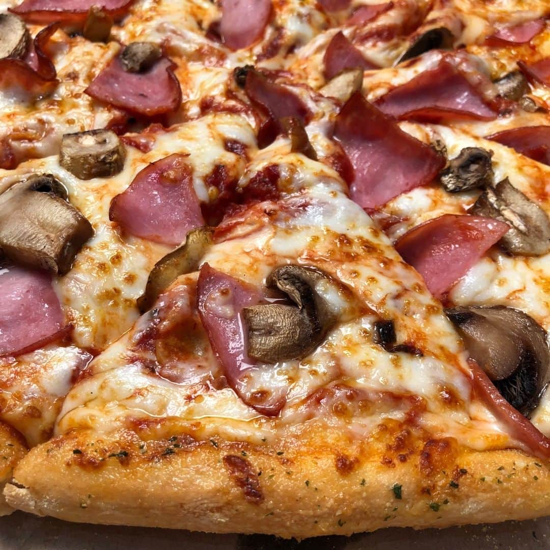 Domino's Pizzaさんのインスタグラム写真 - (Domino's PizzaInstagram)「Come on down! The slice is right 😜 • • • • •  #toppings #cravings #hungry #pizza」3月28日 8時45分 - dominos