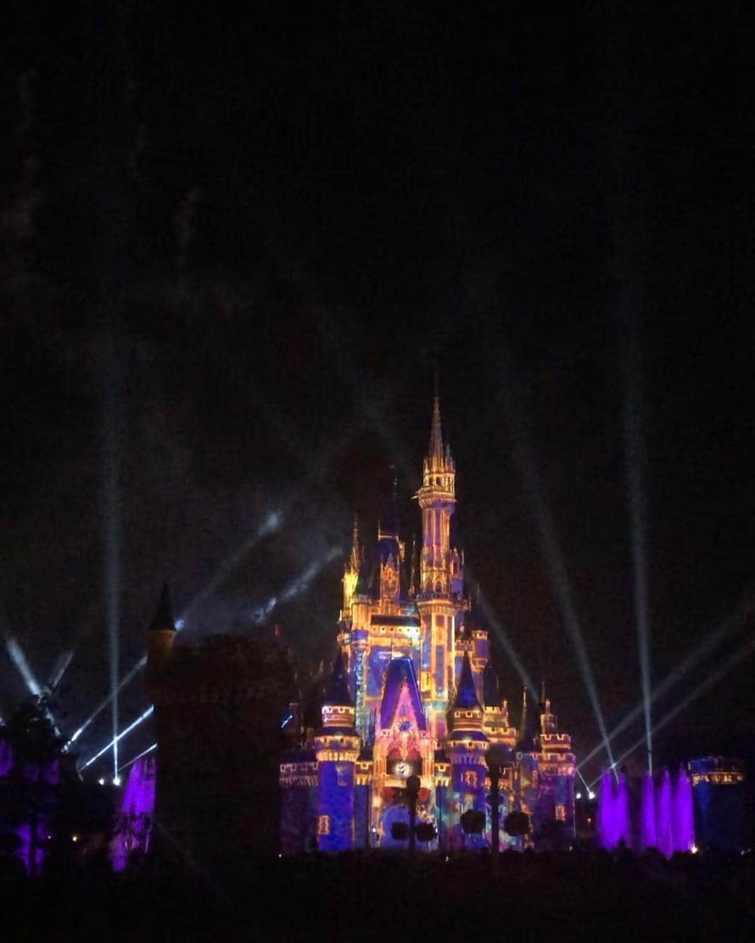 釈由美子さんのインスタグラム写真 - (釈由美子Instagram)「昨夜はアフター6で ディズニーランドに遊びに行ってきました✨ シンデレラ城に映し出される映像と音楽と光や花火の演出の ナイトタイムスペクタキュラー Celebrate！Tokyo DisneyLand がいよいよ来月４月２６日にフィナーレを迎えてしまうため  見納めになるかもしれなくて 昨夜も足を運んできました💓  もう何度見たかわからない。 ほんと毎回感動します🥺✨ 息子はイッツアスモールワールドが大好き💕 「せーかいーはおーなじー」 と大きな声で一緒に歌ってました🤩✨ #東京ディズニーランド #アフター6パスポート #ナイトタイムスペクタキュラー  #celebratetokyodisneyland #イッツアスモールワールド #親子で一番好きな乗り物 #混みすぎて毎回これしか乗れないけど😂笑 #いつもHappyになれる最高の場所🤩✨ #またディズニーランド行きたいねぇ❤️ #って帰りながら呟く息子 #今度は朝からたっぷり遊ぼうね💓」3月27日 23時55分 - yumikoshaku