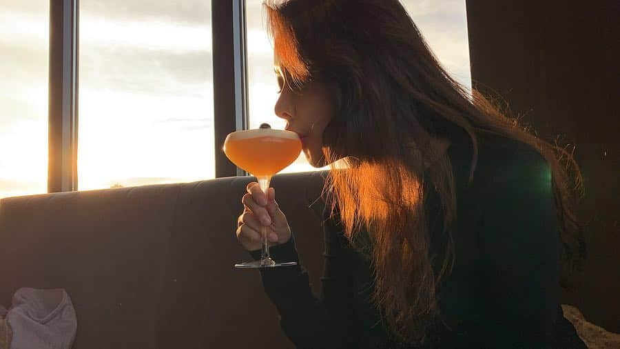 キム・グリームさんのインスタグラム写真 - (キム・グリームInstagram)「⠀⠀⠀⠀⠀⠀⠀⠀⠀⠀⠀⠀⠀⠀⠀⠀⠀ 🍸💛🌅 ᴛʜᴇ ɢᴏʟᴅᴇɴ ʜᴏᴜʀ, ᴍᴀɢɪᴄ ʜᴏᴜʀ..! 하루 중 가장 로맨틱해지는 시간. 매일 보아도 늘 새롭고.. 놀랍도록 아름답구나 ◡̈ ⠀⠀⠀⠀⠀⠀⠀⠀⠀⠀⠀⠀⠀⠀⠀⠀⠀ ⠀⠀⠀⠀⠀⠀⠀⠀⠀⠀⠀⠀⠀⠀⠀⠀⠀ ⠀⠀⠀⠀⠀⠀⠀⠀⠀⠀⠀⠀⠀⠀⠀⠀⠀」3月27日 23時48分 - greemkim