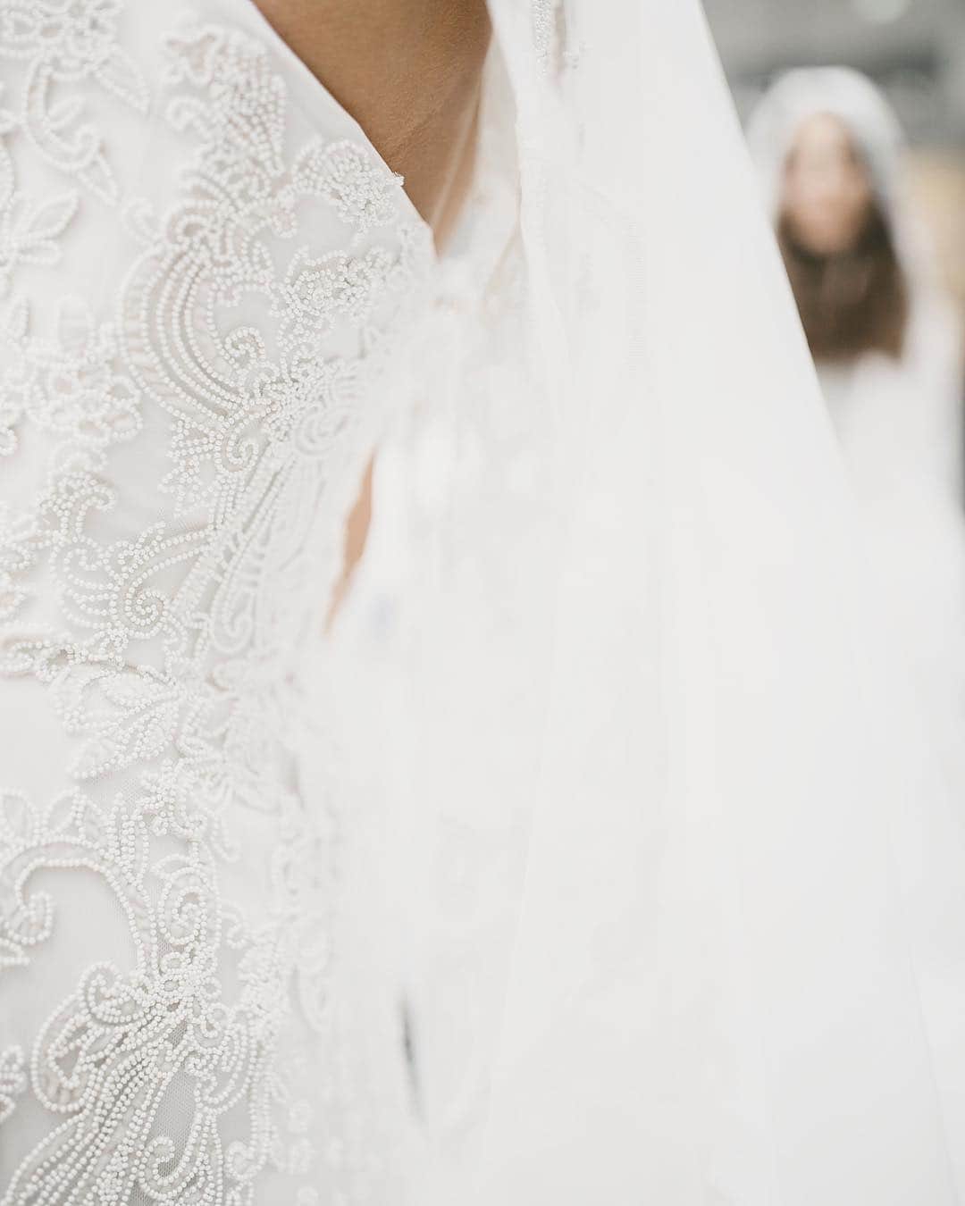 のインスタグラム：「Detail shot of the ‘Charlotte’ gown shot behind the scenes at the Fall/Winter 2019 Marchesa Bridal Presentation by @adriana.r.miranda. #marchesa #marchesabridal」