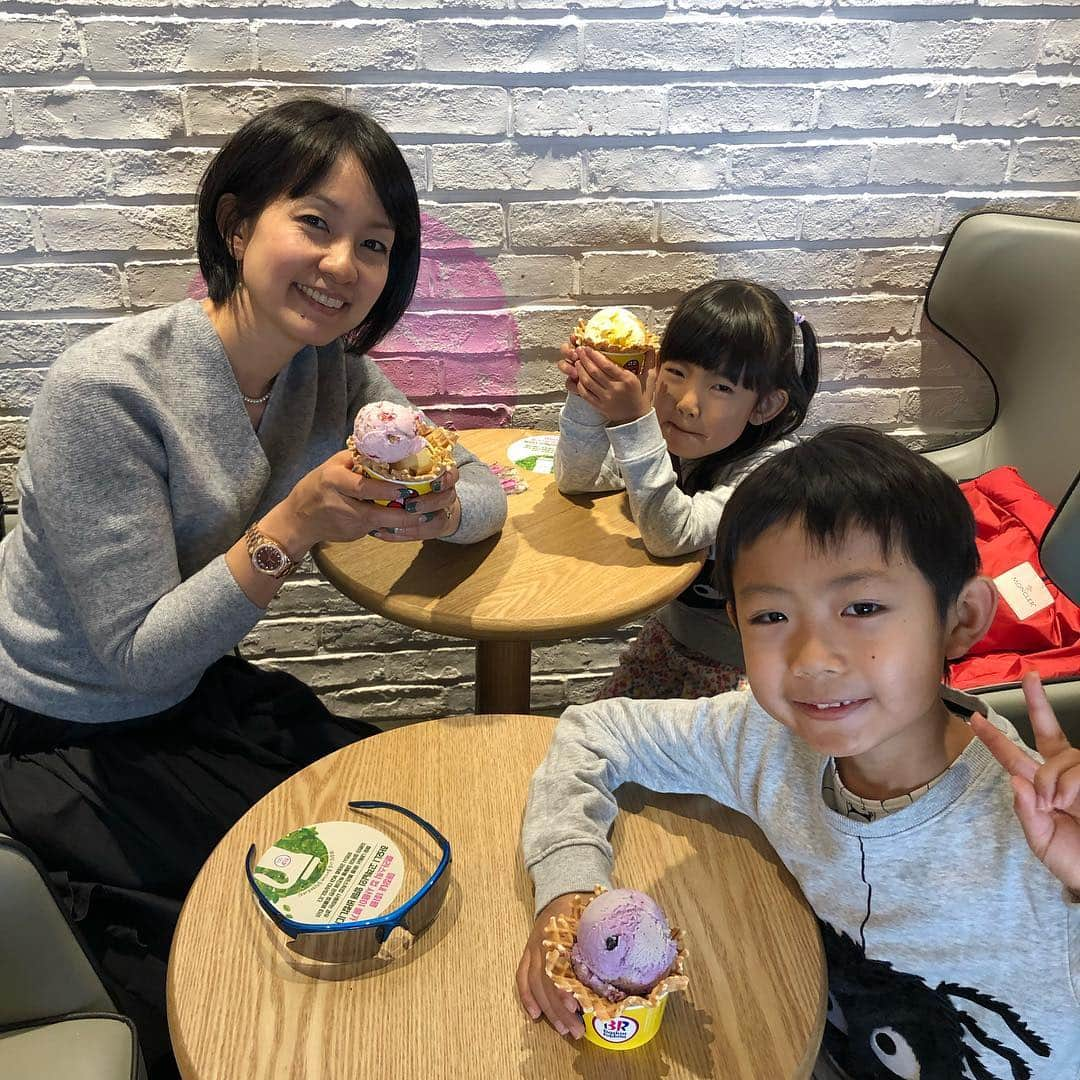 甘糟記子さんのインスタグラム写真 - (甘糟記子Instagram)「韓国3日目最終日！  朝ごはんは息子殿大好きなソルロンタン！ やはりこれも一度は食べとかないと( ^ω^ ) 朝から癒されるわ〜☆*:.｡. o(≧▽≦)o .｡.:*☆ で、その後は歩いて南大門市場へ。 まずはお気に入りのコーヒー屋さんで食後のラテを買い、飲みながらお買い物( ^ω^ )  おもちゃ屋さんもあるので、息子殿にはサソリのラジコン、姫には携帯のオモチャを買ってあげました（笑）  帰りは明洞でまた31アイスクリームに寄り道。 韓国のは味のラインナップが違って楽しい！ 子供達も大喜び(๑˃̵ᴗ˂̵) ホテルに一度戻ってから、ランチは広蔵市場へ！ まずは最近お気に入りの揚げパンを買って、豆の粉をあげたやつも買って、名前がわからないけど（笑）  ご飯前に食べたいものがありすぎて困るわ（笑）  どんだけ〜（笑）  #食べ歩き#家族旅行#旅行#子連れ旅#子連れ旅行#美味しいもの#旅好き#韓国#ソルロンタン#広蔵市場#息子殿姫#息子殿#姫#31アイスクリーム#春休み#seoul#trip#travel」3月27日 23時52分 - norihey924