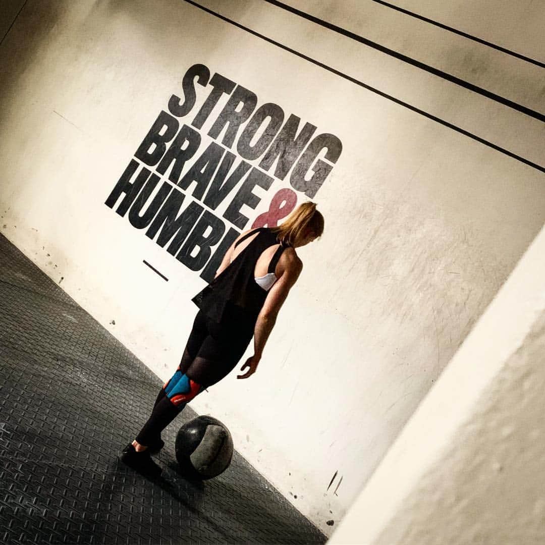 アニー・スラスドーターさんのインスタグラム写真 - (アニー・スラスドーターInstagram)「Lead by example  #putinthework #enjoythejourney #allsmiles #grateful #crossfitreykjavik #StrongBraveandHumble」3月27日 23時55分 - anniethorisdottir