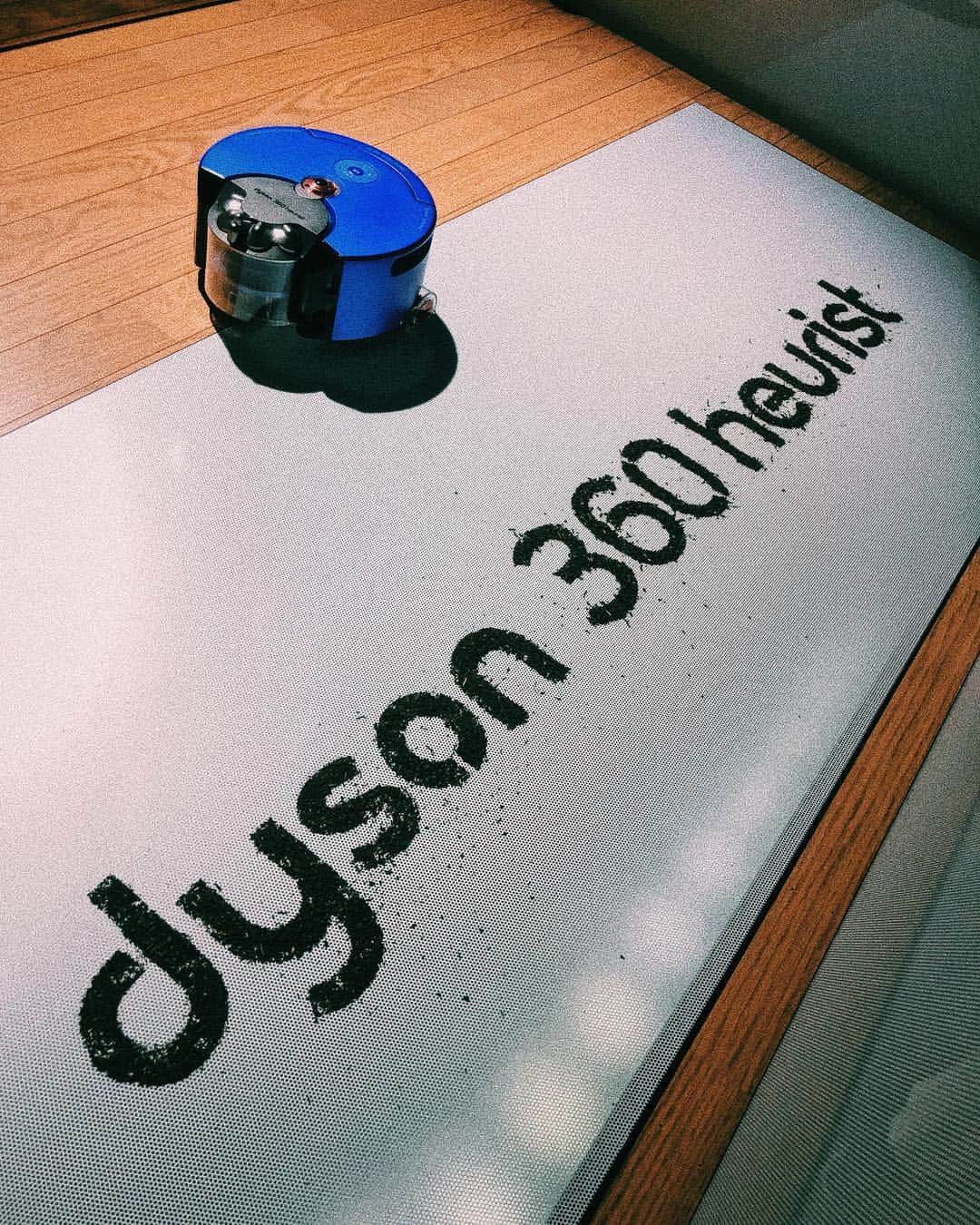 柴田翔平さんのインスタグラム写真 - (柴田翔平Instagram)「先日dysonの新作発表会に行ってきました！ dysonのハイテクノロジーが凄く詰まったロボット掃除機なんだけど、掃除しておきたい場所や家の配置もインプットしてくれてカスタマイズして掃除してくれるから家から帰って来ると常に綺麗になってる😆🙏🏽 しかも、今年は家族みんなが花粉で苦しんでいてこの掃除機を愛用し始めてからは常に家の中の空気も清潔になっていて帰宅の時に花粉が入ってきてしまってた家の中もこのダイソンロボット掃除機のお陰で常に綺麗になっていて家族みんなが快適になりました🙇‍♂️🙇‍♂️有難すぎる😭🙏🏽 #やっぱりdyson#dyson#ダイソン#掃除機#ダイソンロボット掃除機#pr @dysonjapan #dyson」3月27日 23時58分 - shohey_shibata