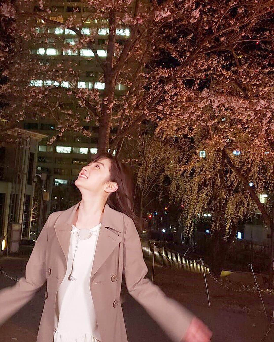 のインスタグラム：「「赤坂サカスの桜の下で卒業🌸」 . 衣装は#aveniretoile さん👗💓 .  #深夜テンションでムーンウォークしながらヘアアレンジしながら早口言葉チャレンジ #ビジネスクリック  @aveniretoile_staffsnap @aveniretoile  @mid_e_shopping  @business_click」