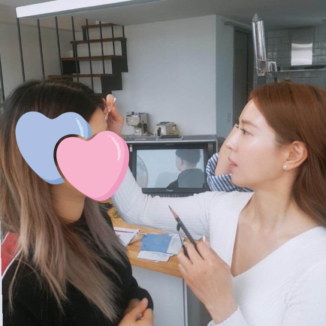 BoAのインスタグラム：「헤어를 받으면서~~~ 메이크업 해주기 🥰 언냐가 이뿌게 해주케~~~~ 😎😎」
