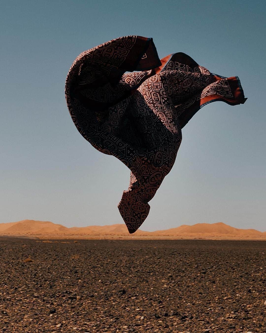 のインスタグラム：「French photographer Cedric Viollet (@cedricviollet) has a passion for documenting isolated areas of the world. Following his excellent series on the border region of Transnistria, he travelled to the Moroccan desert with the Leica SL. You can see the full series in the latest LFI magazine 2.2019. Find out more about the Leica SL-System via the bio link.  #LeicaCamera #Leica #🔴📷 #Leicagram #LeicaSL #LFI #TheLeicaLook #Leica_World #LeicaWorld #LeicaClub #LeicaSociety #Leicaphoto #ShootLeicaPro #Morocco」