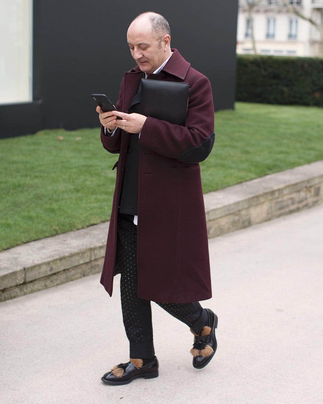 スコット・シューマンのインスタグラム：「I’m so jealous of this gentlemen’s @prada shoe collection! It seems whenever I see him at the shows he’s wearing a somewhat understated look paired with very dramatic Prada shoes! I love that !」