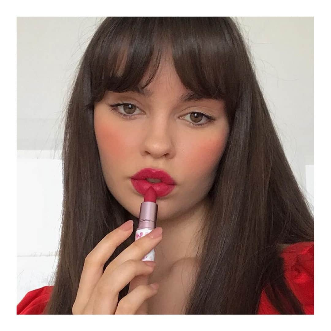 さんのインスタグラム写真 - (Instagram)「Что мы говорим сочному малиновому оттенку помады Lipstick — Framboise Moi из коллекции #MACBoomBoomBloom? Да, да и ещё раз да! А лучше по-французски: oui 💋 ⠀ MUA: @beautyspock #MACCosmeticsRussia」3月28日 0時00分 - maccosmeticsrussia