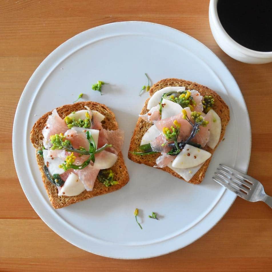 山崎佳のインスタグラム：「Today’s breakfast. かぶ、紅菜苔、生ハム。」