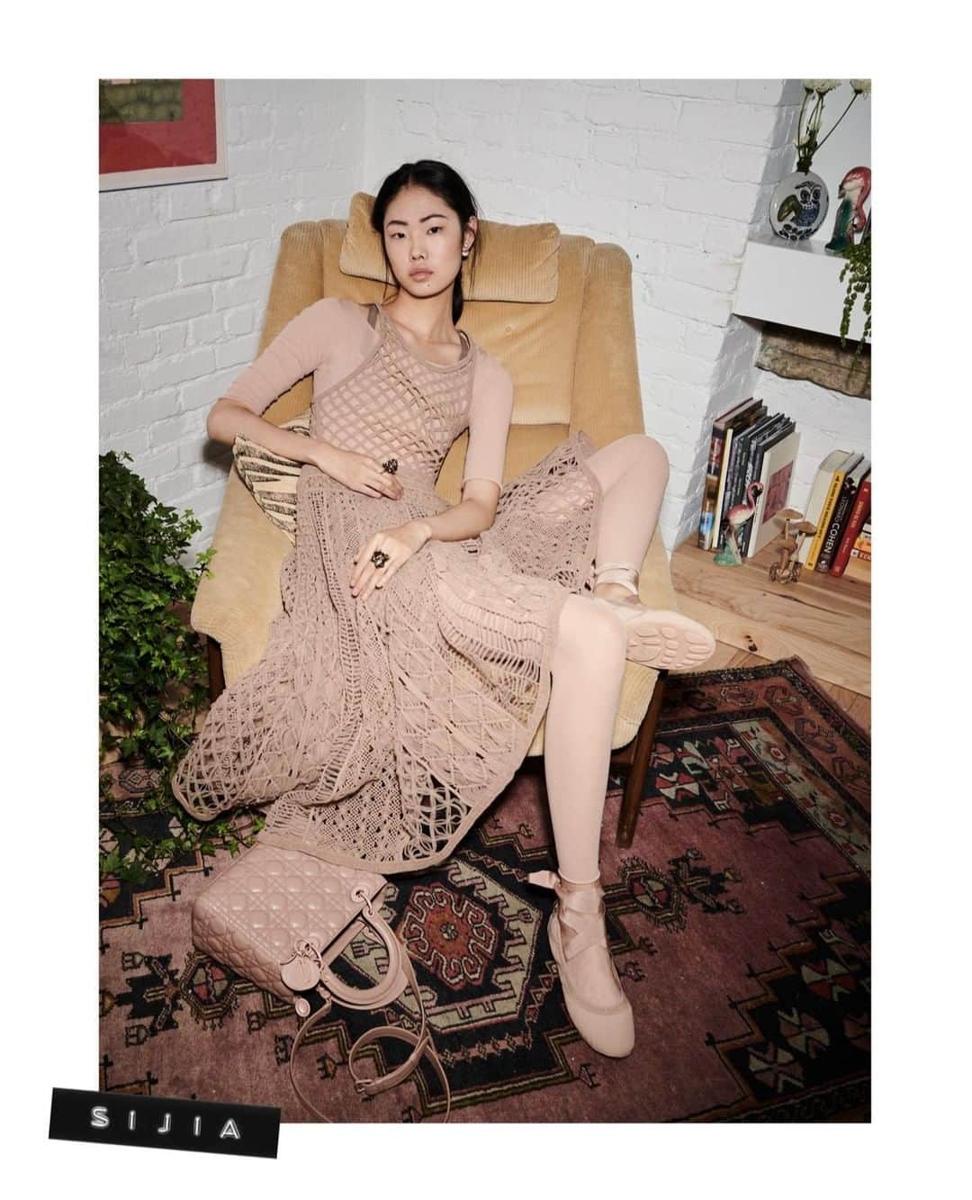 クリスチャンディオールさんのインスタグラム写真 - (クリスチャンディオールInstagram)「Tone-on-tone, crochet, mesh and #LadyDior cannage unite in the dance-inspired Spring-Summer 2019 collection by #MariaGraziaChiuri. Here, model Sijia Kang is a vision of grace in the 'My Lady Dior' series photographed by @Pamela_Hanson for #DiorMagazine.⁣ #DiorSS19⁣」3月28日 0時00分 - dior