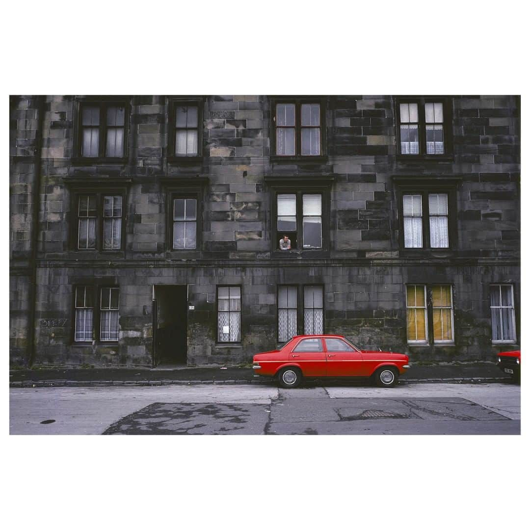 Magnum Photosさんのインスタグラム写真 - (Magnum PhotosInstagram)「In 1980, French Magnum photographer @rdepardon was commissioned by The Sunday Times Magazine to photograph Scotland’s largest city: Glasgow, on the River Clyde. The city has long been known for its architectural beauty, much of this the product of the city’s Victorian-era wealth. However, in spite of this rich history and the city’s pivotal role in Britain’s industrial and cultural development, much of it was – at the time of Depardon’s visit – poverty stricken. The photographer focused his work on Glasgow's famed slums and dock areas capturing the imposing architecture and broad vistas, as well as the resilient nature of the city’s inhabitants. . Today on Magnum, we share @rdepardon's images of the city in 1980 alongside the foreword of the book by author William Boyd. Link in bio. . PHOTO: Glasgow, Scotland. 1980. . © @rdepardon/#MagnumPhotos . #RaymondDepardon #Glasgow」3月28日 0時00分 - magnumphotos