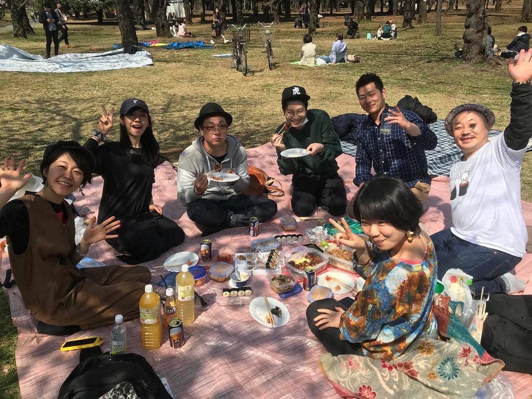 相馬有紀実のインスタグラム：「今年初のお花見🌸 お天気もよくて気持ちがよかったぁ╰(*´︶`*)╯ あの時だけ奇跡的に花粉症が治っていた♪ がしかし今はね、その分が来たとばかりにくしゃみ鼻水ヤバヤバです🤧 #代々木公園 #お花見 #桜 #花粉症」