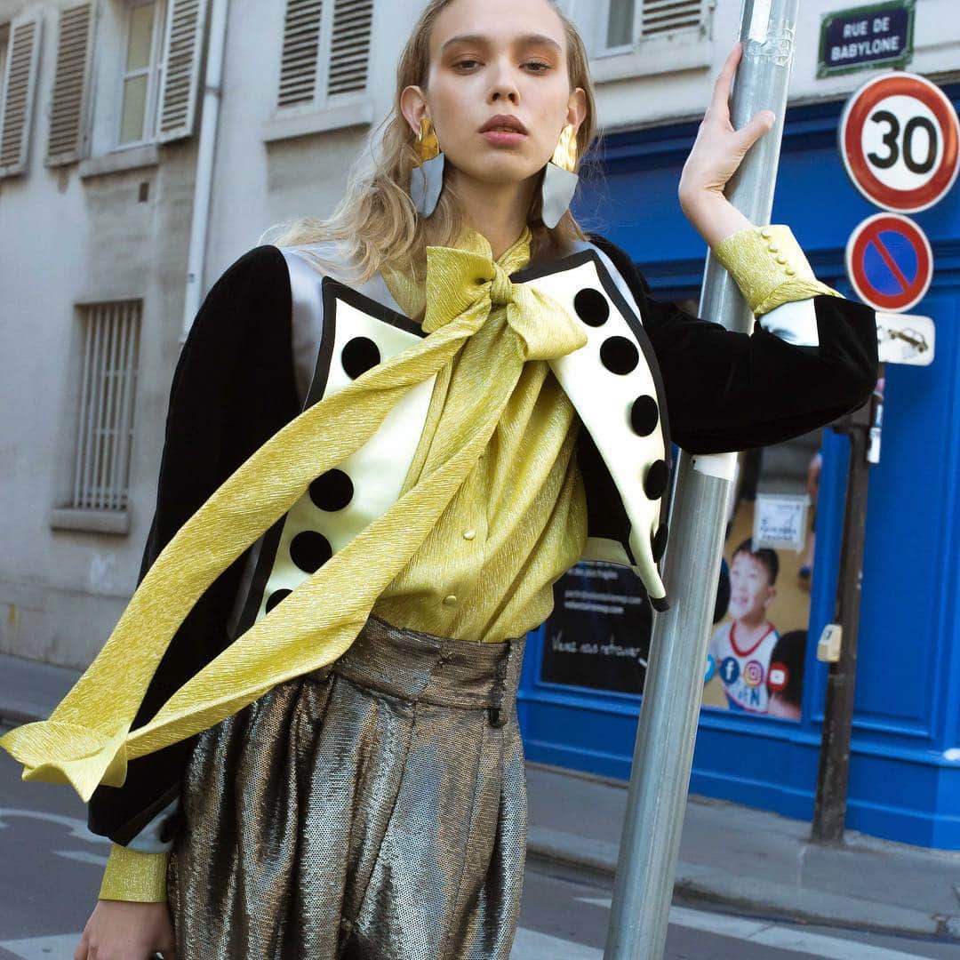Monica Sordoのインスタグラム：「Some fresh new (and very cool) ideas on how to style our NSxMS SharkSkin Shah EarSculptures style by @nausheenshah herself for @worldarmarium x @lebonmarcherivegauche campaign #NSxMS #ShopNow #styledbynausheen available at @netaporter 📸 @jacquesburga」