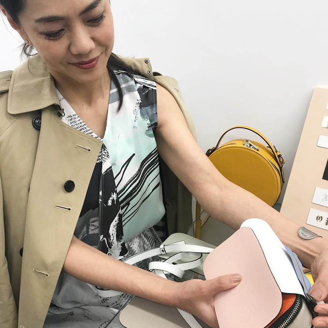 前田典子さんのインスタグラム写真 - (前田典子Instagram)「エポイ青山open @epoi_official  #epoi  2019新作をチェック👍 そして 青山本店だけで作れるセミオーダーバッグをオーダーしました レザーのカラーやファスナーカラー、イニシャルの位置など迷いましたが💕 楽しい悩み😆 #迷いに迷い あんまり持っていないカラーの淡いピンク、淡いブルー、ホワイトにしました💕 出来上がりが楽しみだ😊 この日のファッションは @coomb_official  ノースリーブのブラウスとスカートのセットアップでワンピース見え 👗」3月28日 0時08分 - maenorichang