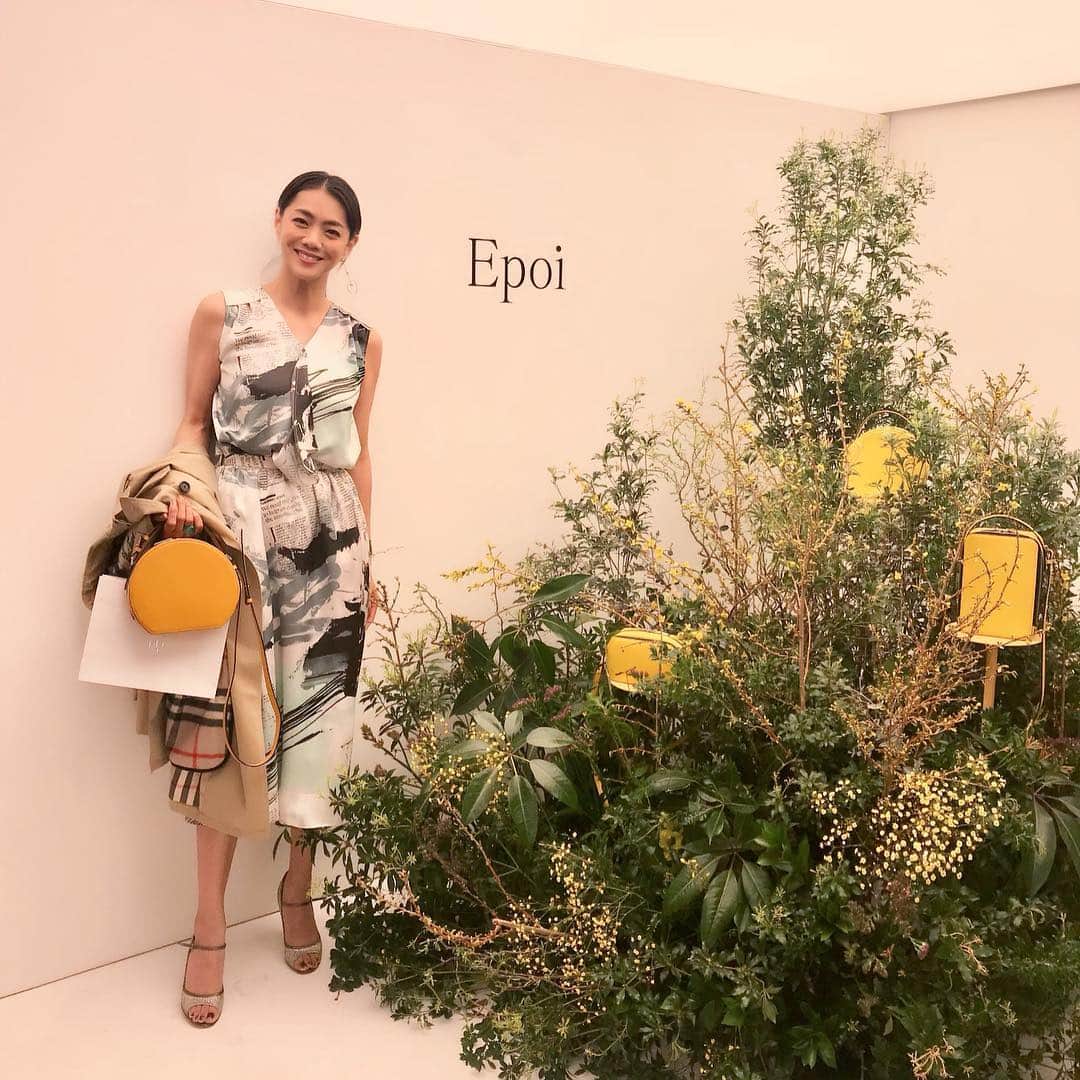 前田典子さんのインスタグラム写真 - (前田典子Instagram)「エポイ青山open @epoi_official  #epoi  2019新作をチェック👍 そして 青山本店だけで作れるセミオーダーバッグをオーダーしました レザーのカラーやファスナーカラー、イニシャルの位置など迷いましたが💕 楽しい悩み😆 #迷いに迷い あんまり持っていないカラーの淡いピンク、淡いブルー、ホワイトにしました💕 出来上がりが楽しみだ😊 この日のファッションは @coomb_official  ノースリーブのブラウスとスカートのセットアップでワンピース見え 👗」3月28日 0時08分 - maenorichang