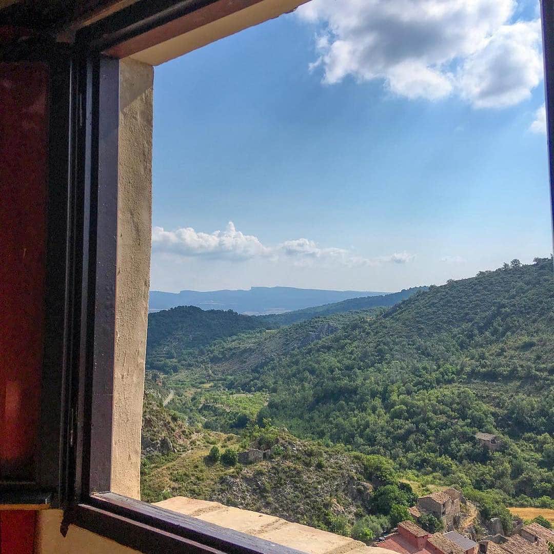 Airbnbさんのインスタグラム写真 - (AirbnbInstagram)「Soak up the serene beauty of the Aragón countryside free from modern distractions at a restored hillside cottage. Your host, José Luis, can point you toward the area’s best hikes and medieval ruins—or introduce you to the ongoing project of rehabilitating this formerly abandoned village.  Photo: @javahir_travel」3月28日 0時13分 - airbnb