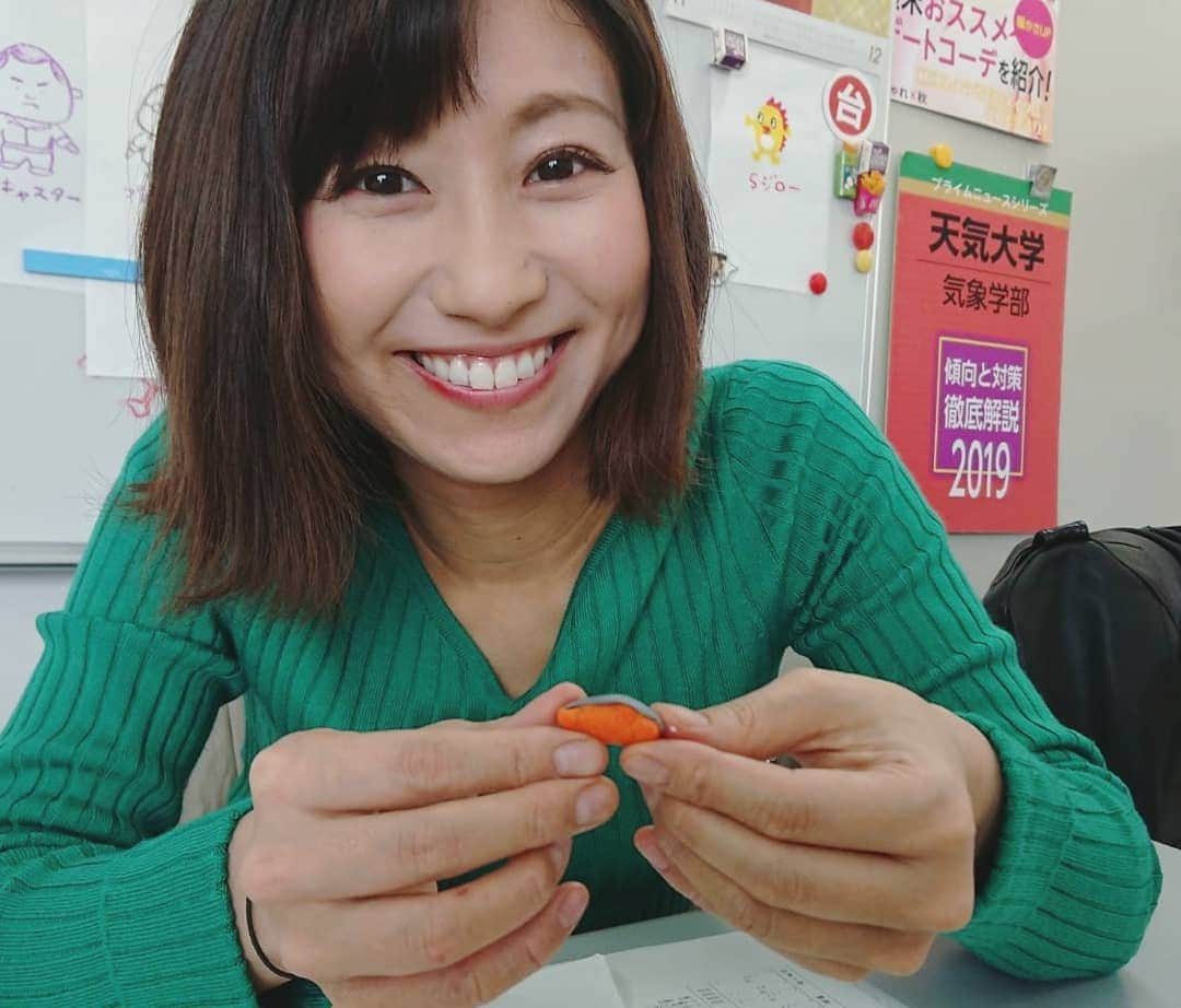 酒井千佳さんのインスタグラム写真 - (酒井千佳Instagram)「* 今日のお花見のお弁当はスタッフさんとの共作。  私は鮭とレタスとミニトマトと お花見団子とお皿と あとコーンスープの上のパセリを担当したよ。  週末のお花見は寒いから あたたかいスープと座布団がいるよ。  #100均粘土  #お弁当作り #お花見弁当  #プライムニュースイブニング #気象予報士  #ミニチュアフード #miniturefood」3月28日 0時16分 - sakaichikaaaa