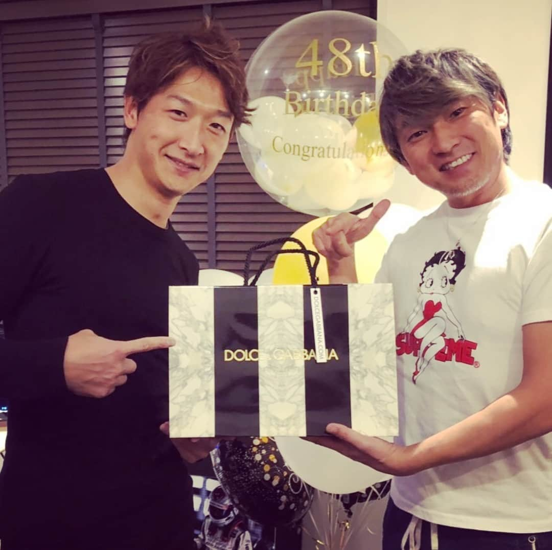 井出有治さんのインスタグラム写真 - (井出有治Instagram)「Naoryuさんへ48歳の🎁誕生日プレゼントを届けに坂本クリニックへ❗️ レーザー脱毛でツルツル✨  #birthdaypresent  #坂本クリニック #レーザー脱毛」3月28日 0時16分 - yuji_ide_official