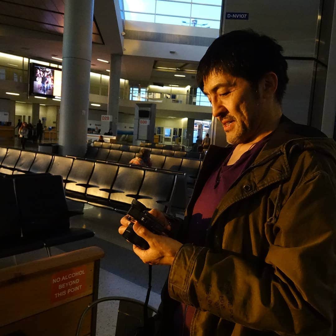 谷中敦さんのインスタグラム写真 - (谷中敦Instagram)「ダラス空港にてトランジット。飛行機遅延し過ぎ  笑 でも何故かここの空港は、インフラは他の空港とそんなに変わらないようでいて、でも意外に居心地良くて好きです。素人夕陽カメラマンより  #sonycamera #RX1RM2 #RX0」3月28日 0時18分 - a.yanaka