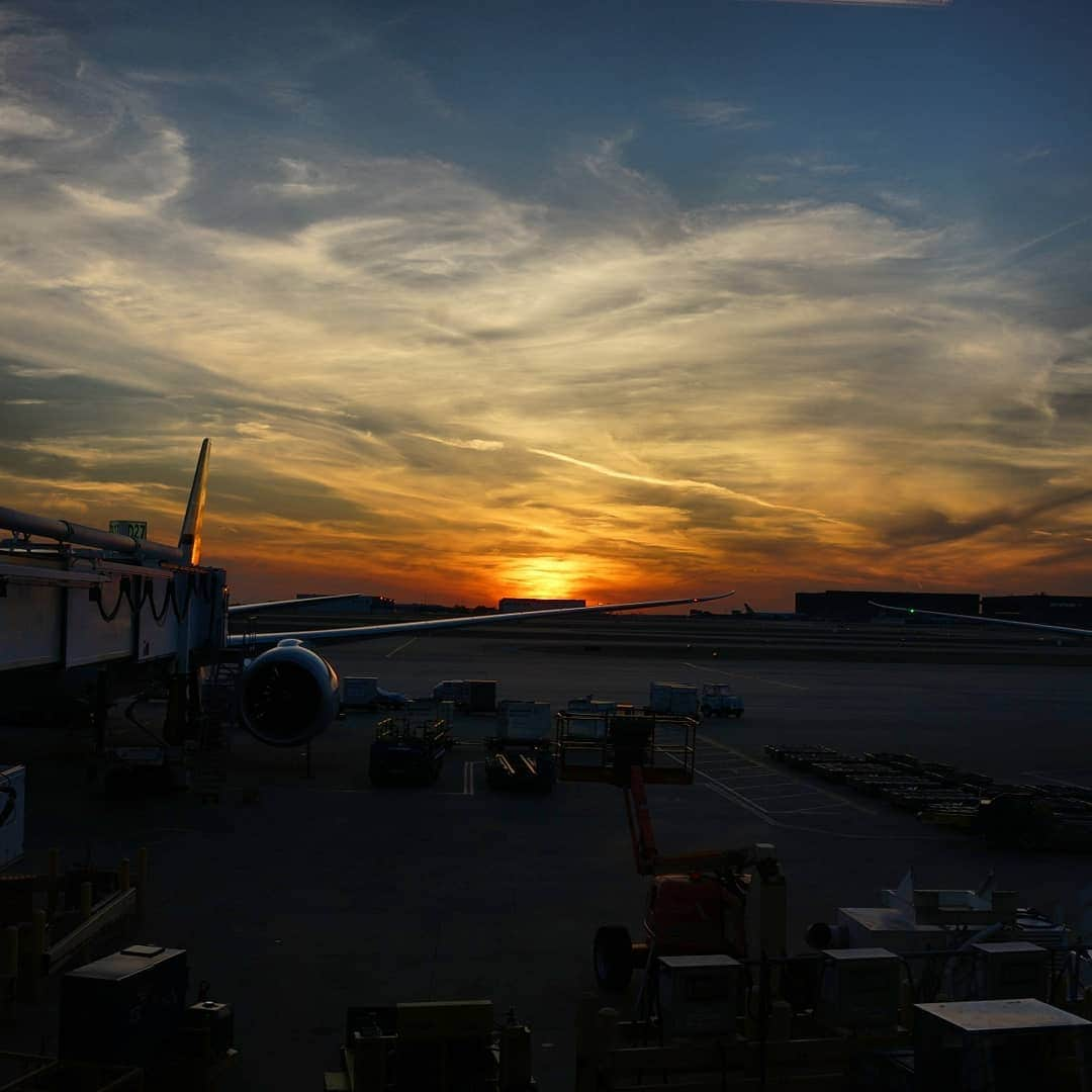 谷中敦さんのインスタグラム写真 - (谷中敦Instagram)「ダラス空港にてトランジット。飛行機遅延し過ぎ  笑 でも何故かここの空港は、インフラは他の空港とそんなに変わらないようでいて、でも意外に居心地良くて好きです。素人夕陽カメラマンより  #sonycamera #RX1RM2 #RX0」3月28日 0時18分 - a.yanaka