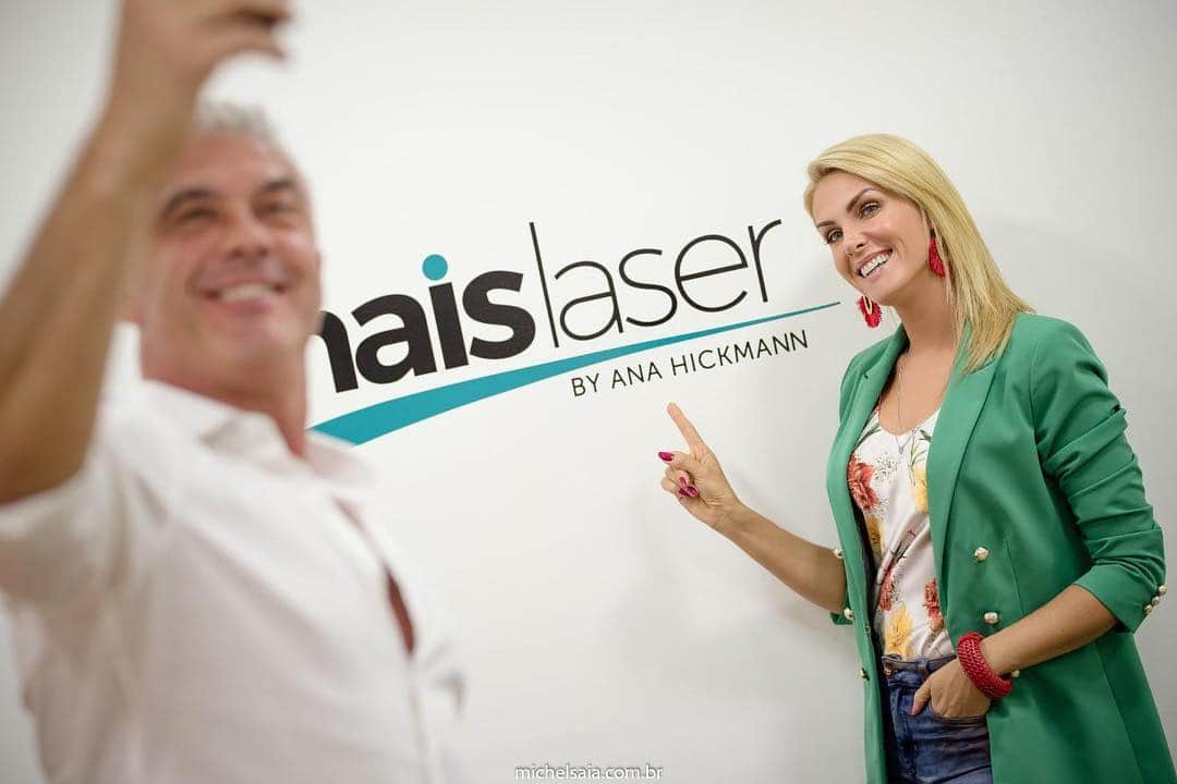 Ana Hickmannさんのインスタグラム写真 - (Ana HickmannInstagram)「A cada @maislaserdepilacao inaugurada é uma grande alegria! Felicidade é saber que estamos oferecendo à vocês um tratamento de qualidade, com aparelhos modernos e com menor sensibilidade. Ficar sem pêlos agora é mais fácil e com menos dor! Eu e o @alewin71 estamos felizes com a perfomance das nossas clínicas! Venha você também ter esse tratamento de primeira! #anahickmann #maislaser #maislaseranahickmann」3月28日 0時30分 - ahickmann