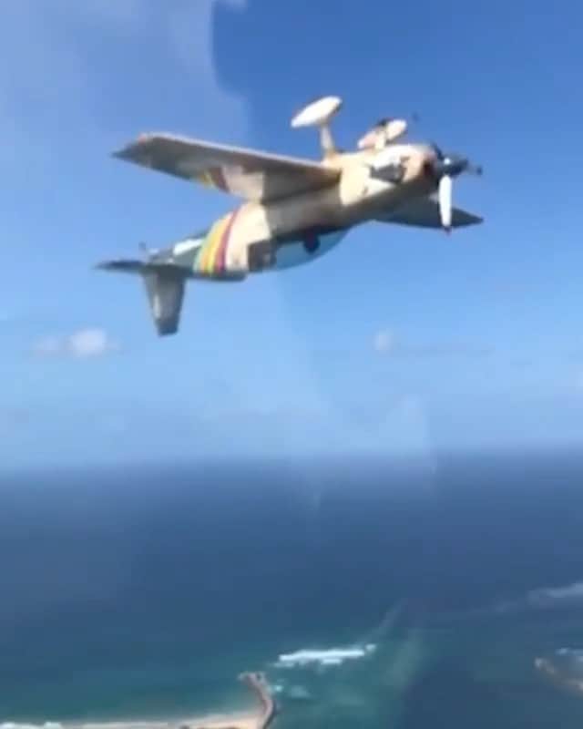 のインスタグラム：「We all have that one friend who does it their way. @ them in the comments! 😆 ✈️: @matthallracing #ORGANICSbyRedBull #RedBullAirRace #givesyouwings #aerial #action #upsidedown」