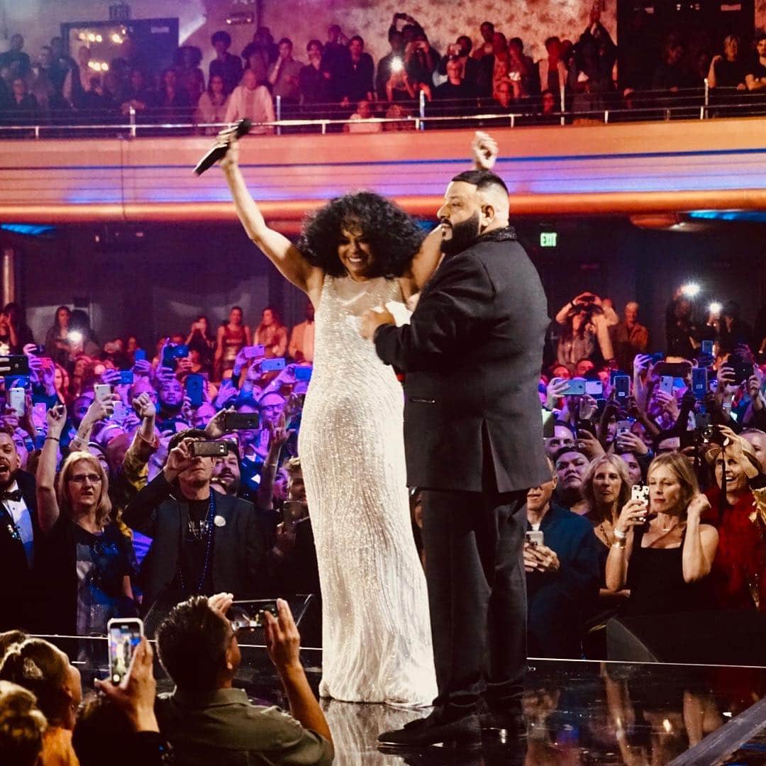 DJキャレドさんのインスタグラム写真 - (DJキャレドInstagram)「Wow ! @dianaross brought me out on stage on her B DAY SHOW ! Wow !  HAPPY BDAY TO THE LEGENDARY INCREDIBLE @dianaross THE ICON!  WOW @dianaross brought out the  FAHER OF ASAHD ON STAGE . Very Grateful !  I’ma Frame this pic ! 📸 @jamiefcw」3月28日 0時31分 - djkhaled