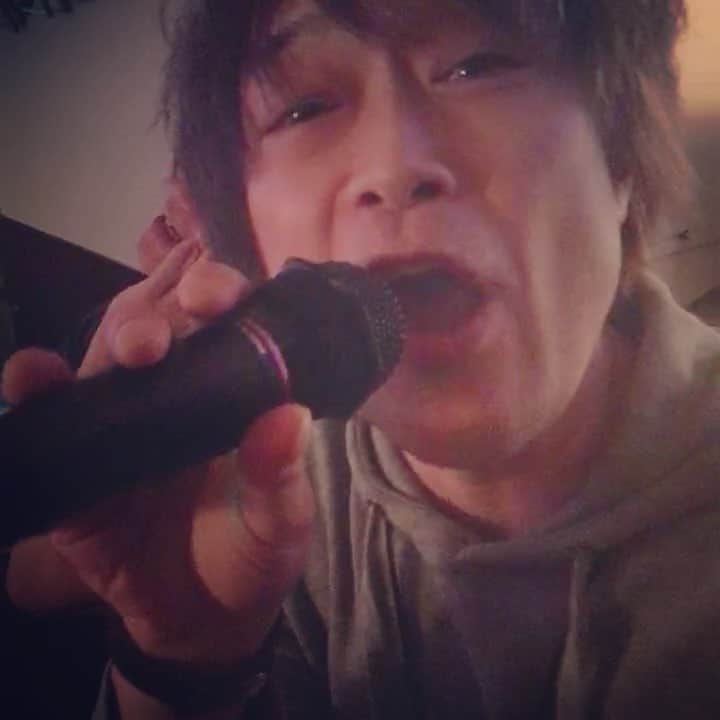 のインスタグラム：「HEY! HEY!! ホー！！ 高橋くん熱唱🎤 #hideyukitakahashi #newjacktakuro #高橋秀幸 #NewJack拓郎 #yoffy #タラナラ #タラナラマダラ」