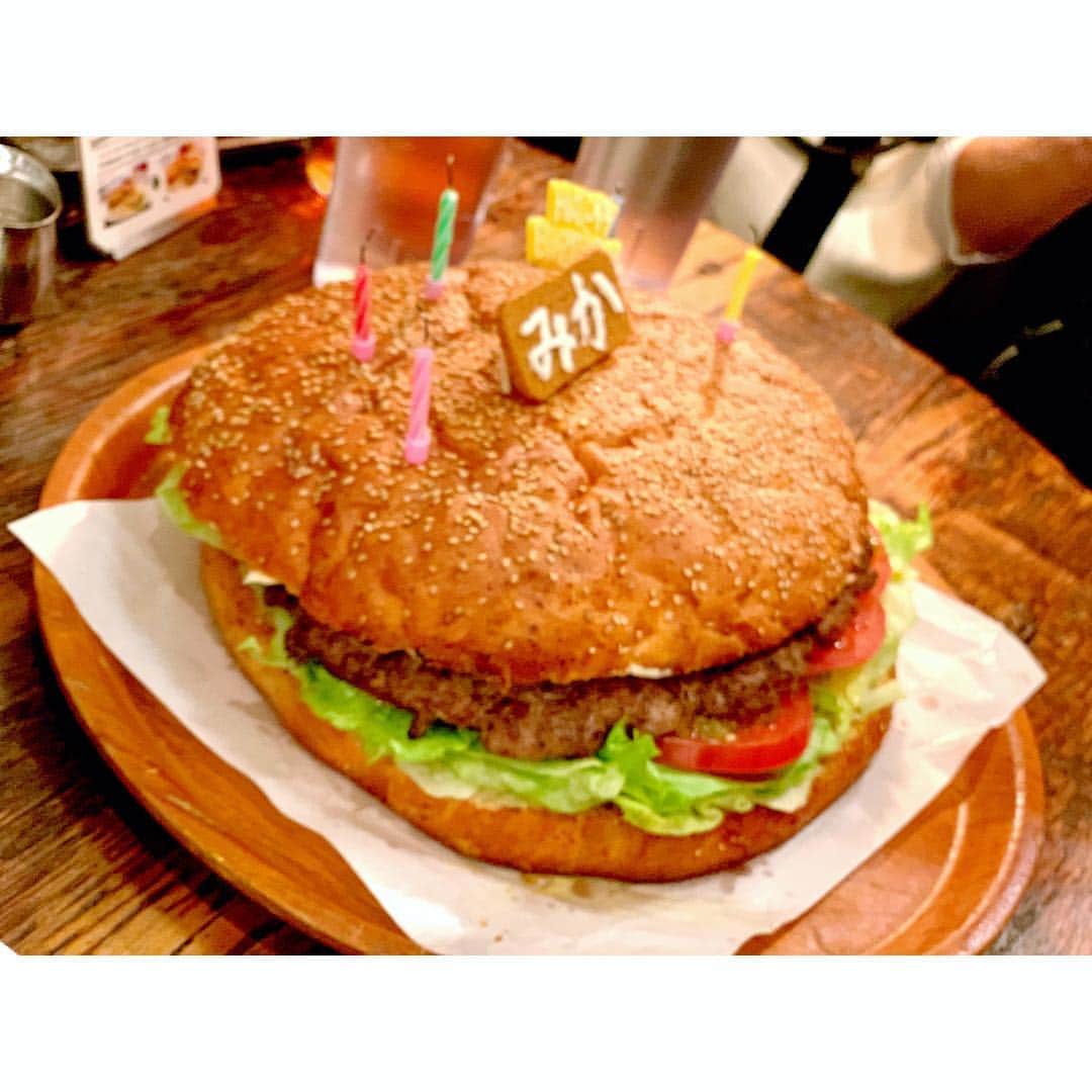 河西里音さんのインスタグラム写真 - (河西里音Instagram)「いつめーん🧡 久々に集まれた꒡̈⃝✨ 安定感～♪♪♪ ♡ 2ヶ月遅れの サプライズバースディ🥳👏🎉✨ 遅くなっちゃってゴメンょ🥺 おめでとさーん♪♪ ♡ 大人になればなる程 スケジュール合わせるのが 難しくなるけど💦 会うと一瞬で✨ 昨日会ってたみたいな 感覚に戻るのが 最高に嬉しい✧*｡٩(ˊᗜˋ*)و✧* 今日も沢山笑ったwww やっぱ友達って良いよネ🧡 ♡ にしてもハンバーガー Big過ぎッ‼️w 私もハンバーガーみたいに Bigになりたいよ！なんてね🤣w 友達の顔が小さいから より分かるwww ♡ 喜んでもらえて良かったぁ🧡 私まで幸せな気持ちに♪♪ ありがとぉ🙏🏻💓 #お祝い#birthdaysurprise #bigburger#daikanyama  #friends#イツメン#ズッ友#ことな」3月28日 0時47分 - rion_kasai