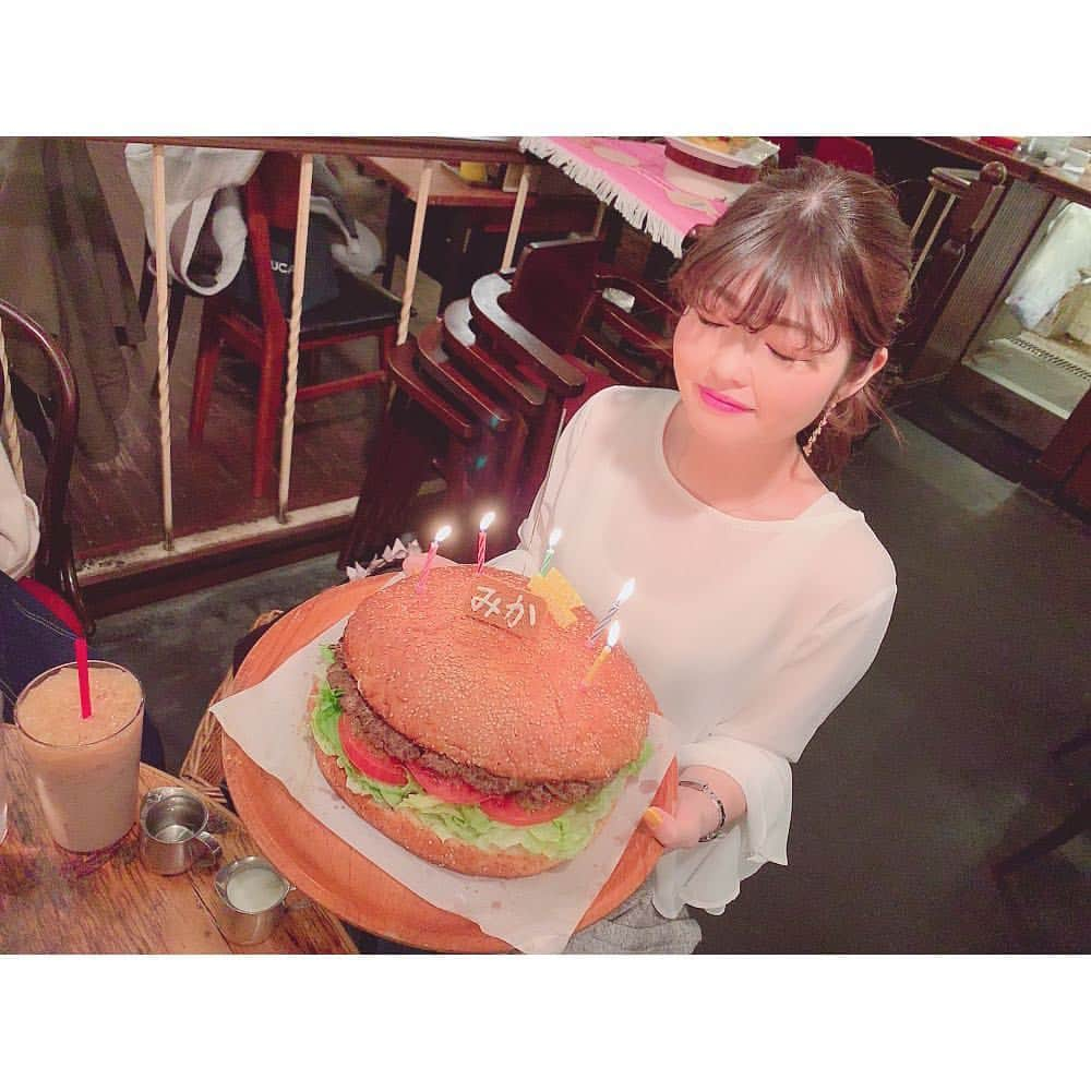 河西里音さんのインスタグラム写真 - (河西里音Instagram)「いつめーん🧡 久々に集まれた꒡̈⃝✨ 安定感～♪♪♪ ♡ 2ヶ月遅れの サプライズバースディ🥳👏🎉✨ 遅くなっちゃってゴメンょ🥺 おめでとさーん♪♪ ♡ 大人になればなる程 スケジュール合わせるのが 難しくなるけど💦 会うと一瞬で✨ 昨日会ってたみたいな 感覚に戻るのが 最高に嬉しい✧*｡٩(ˊᗜˋ*)و✧* 今日も沢山笑ったwww やっぱ友達って良いよネ🧡 ♡ にしてもハンバーガー Big過ぎッ‼️w 私もハンバーガーみたいに Bigになりたいよ！なんてね🤣w 友達の顔が小さいから より分かるwww ♡ 喜んでもらえて良かったぁ🧡 私まで幸せな気持ちに♪♪ ありがとぉ🙏🏻💓 #お祝い#birthdaysurprise #bigburger#daikanyama  #friends#イツメン#ズッ友#ことな」3月28日 0時47分 - rion_kasai