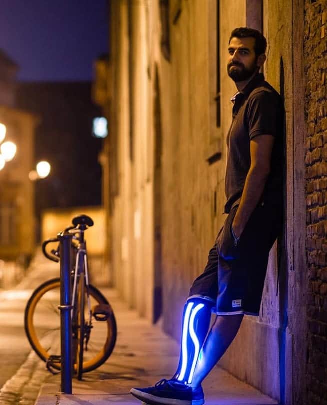 HP（ヒューレット・パッカード）のインスタグラム：「The problem with prosthetics, says Print My Leg Founder and amputee Christophe Debard, is that they often try, unsuccessfully, to look like a real limb. Advances in 3D scanning and 3D printing technology from HP helped him create personalized prosthetic covers that are functional and beautiful. Debard is pictured here with his first open-source prosthetic, specially made with a swoosh of electroluminescent paint to create an illuminated, eye-catching aesthetic. It fits his lifestyle and his personality. And he noticed that kids began to approach him with a warm curiosity, rather than fear and discomfort. To learn more about HP’s 3D Multi Jet Fusion technology check out the Garage, link in our bio.」